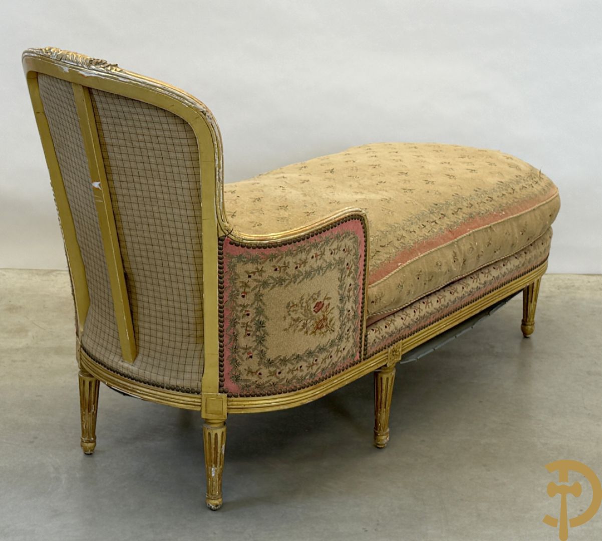 Vergulde Louis XVI chaise longue bezet met petit points met bloemendecor