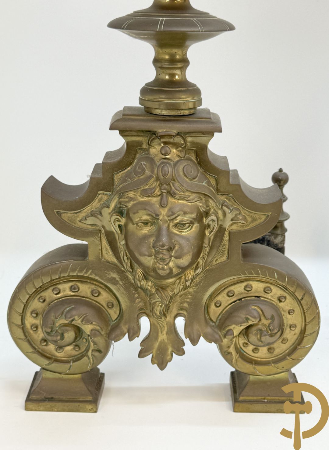 Paar Vlaamse bronzen chenets met accanthusranken en leeuwekoppen