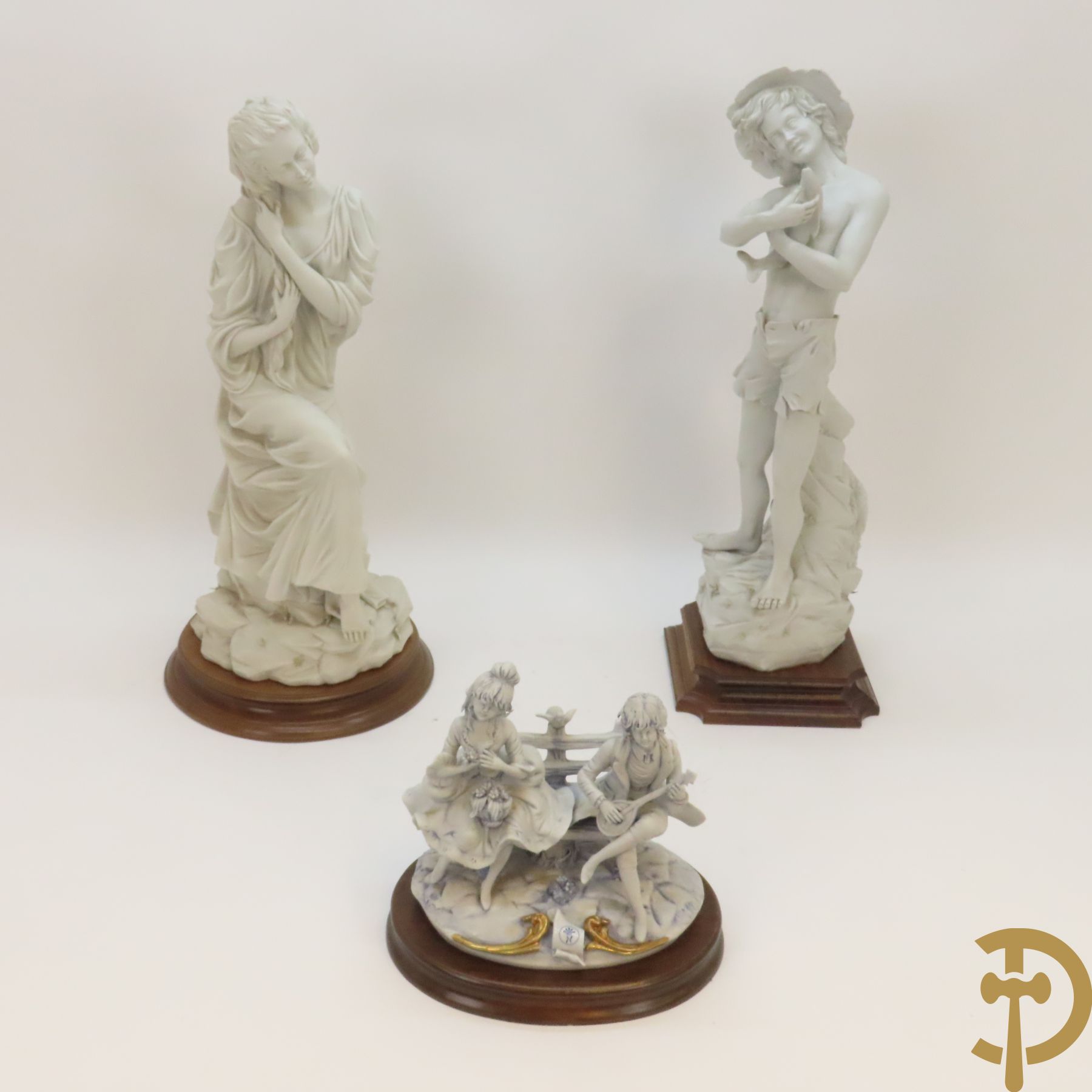 Drie beelden in Capo di Monte porselein : dame met lang haar, jongeman met vis en koppel op bank