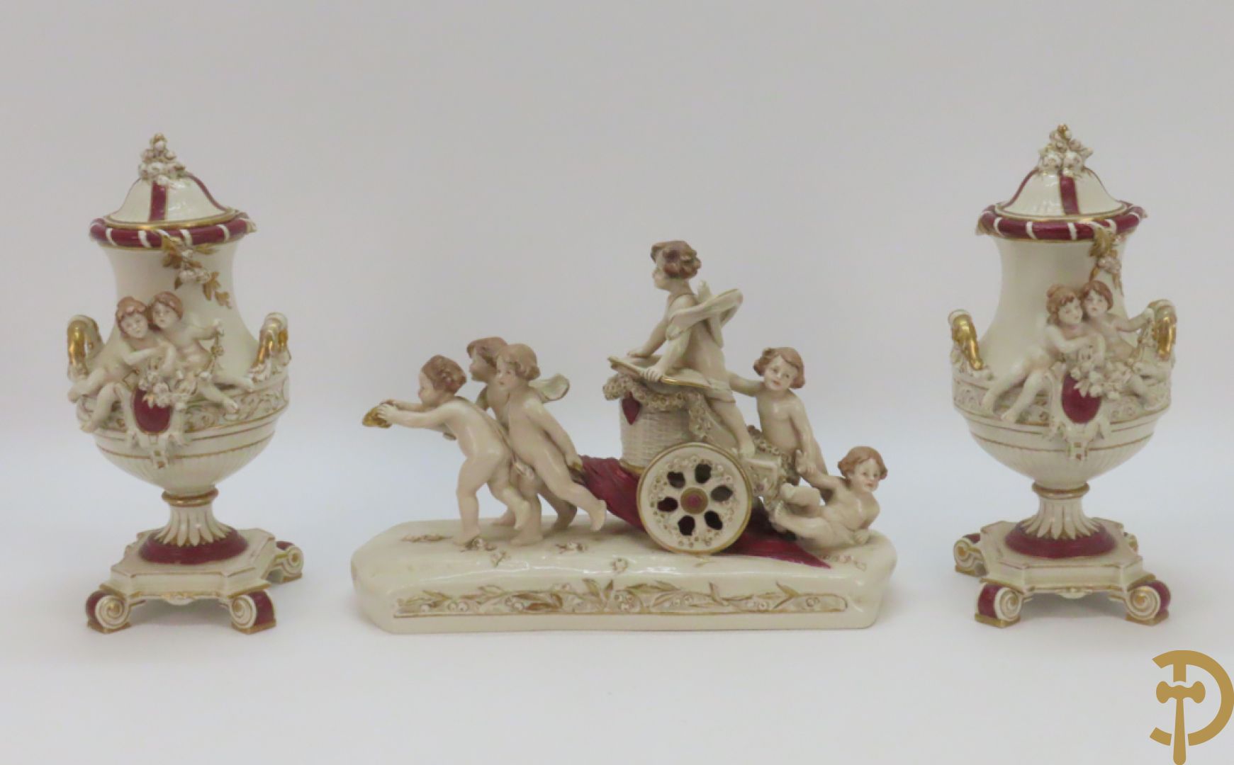 Koets in Royal Dux getrokken door cupido