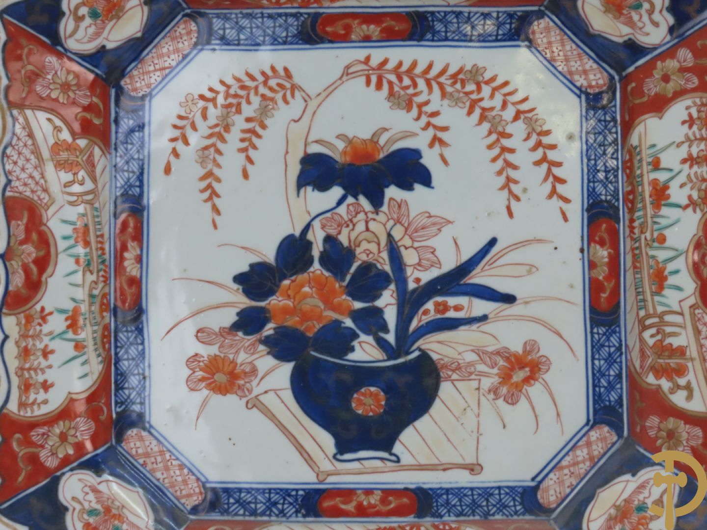 Drie vierkante Imari borden