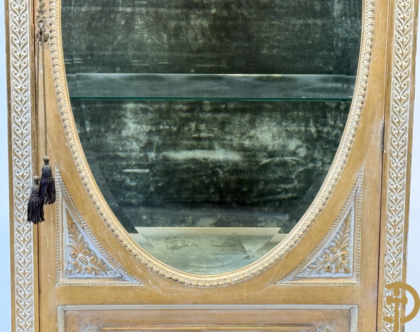 Vergulde ééndeursvitrine met geslepen ruiten, guirlandes en rocailles, bovenaan bekroond met bloemenkrans, Louis XVI stijl