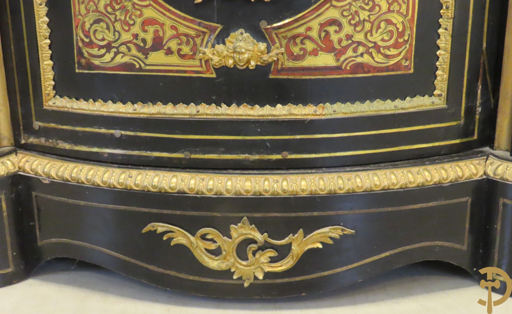 Napoleon III dressoir, centraal met bronnen plakkette omgeven door Louis XVI strik, met 2 zijdelingse vitrines met gebogen glas - stijlen bezet met bronzen dameshoofden
