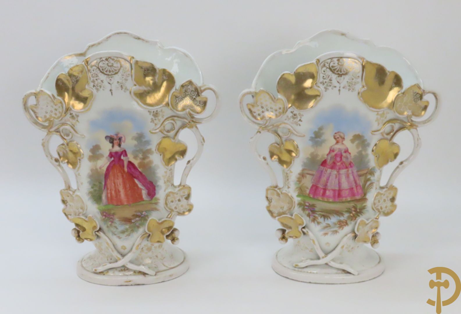 Paar porseleinen Vieux Paris vazen met decor van lieftallige dames