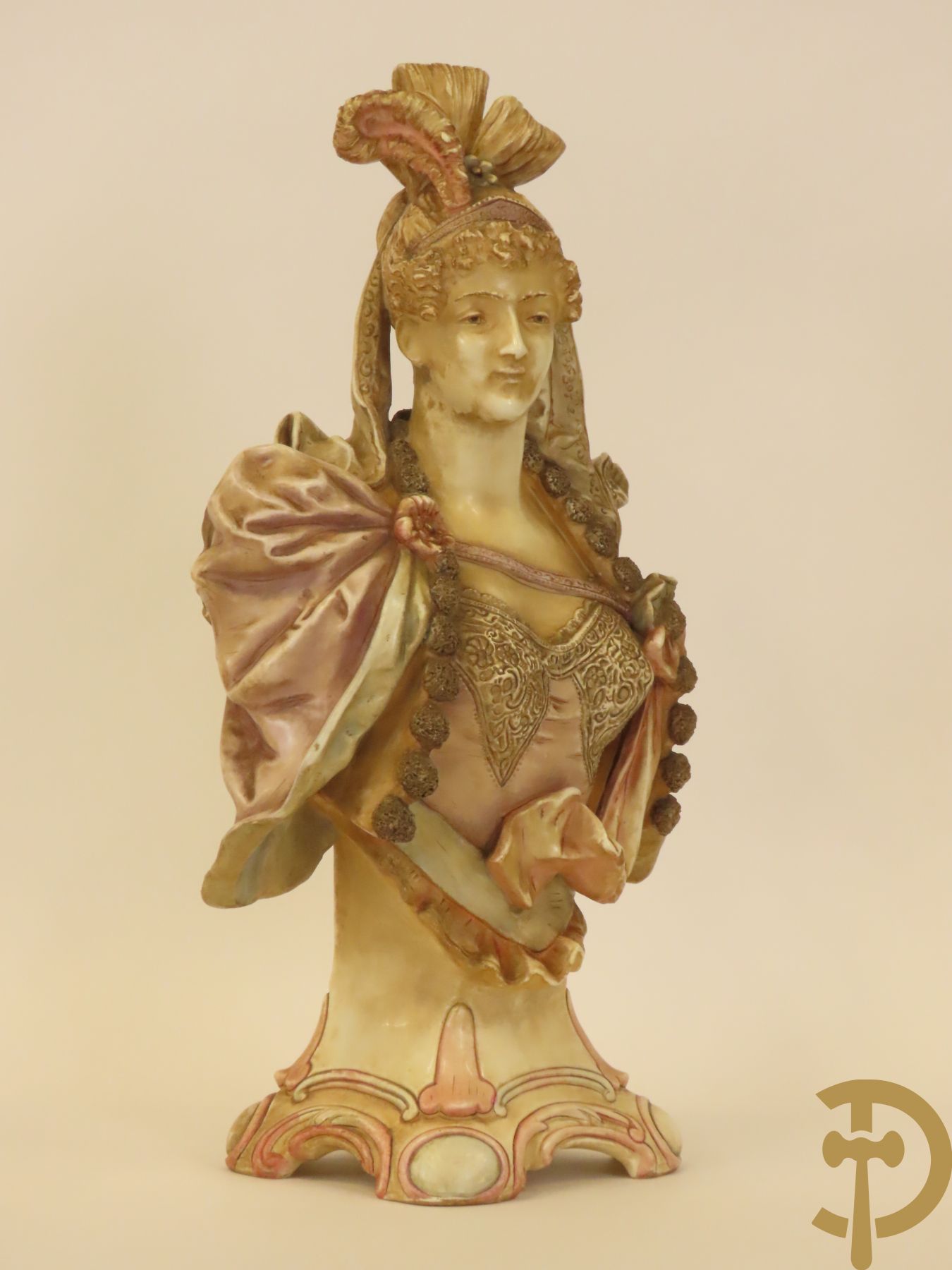 Meerkleurige porseleinen damesbuste + 14 biscuits