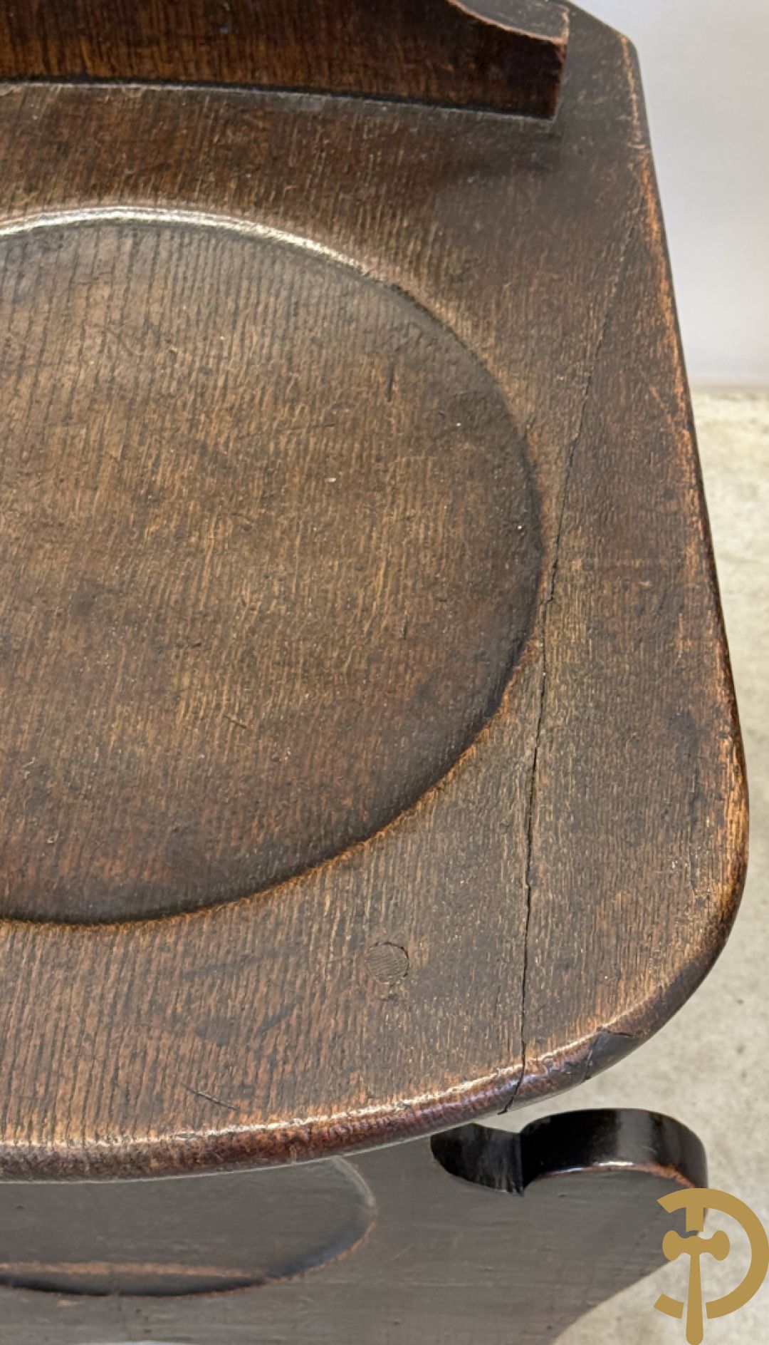 Zes landelijke eiken stoelen met beschilderde wapenschilden op de rug