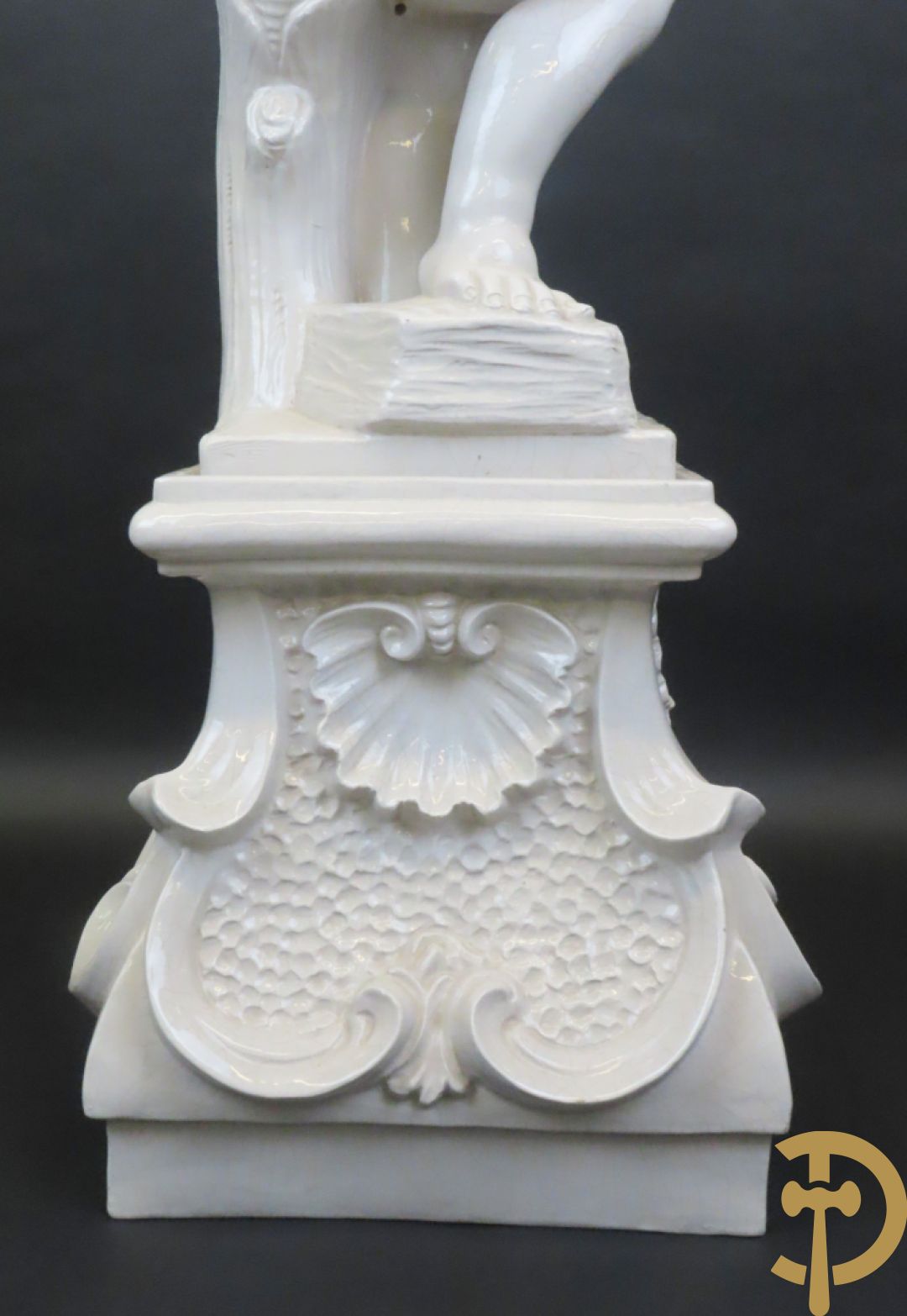 Engel met druiventrossen in Italiaanse majolica op sokkel