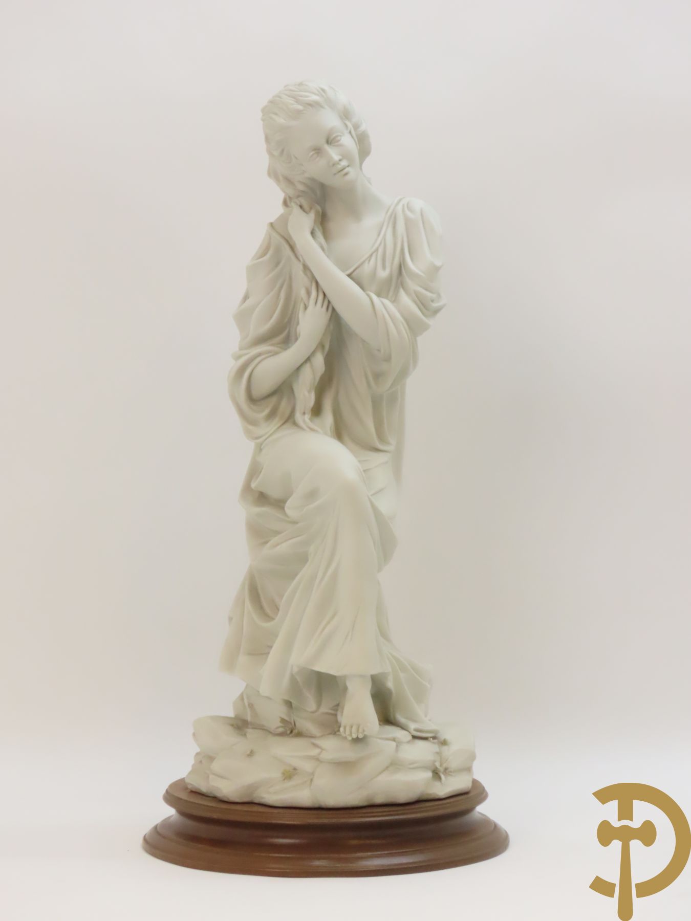 Drie beelden in Capo di Monte porselein : dame met lang haar, jongeman met vis en koppel op bank