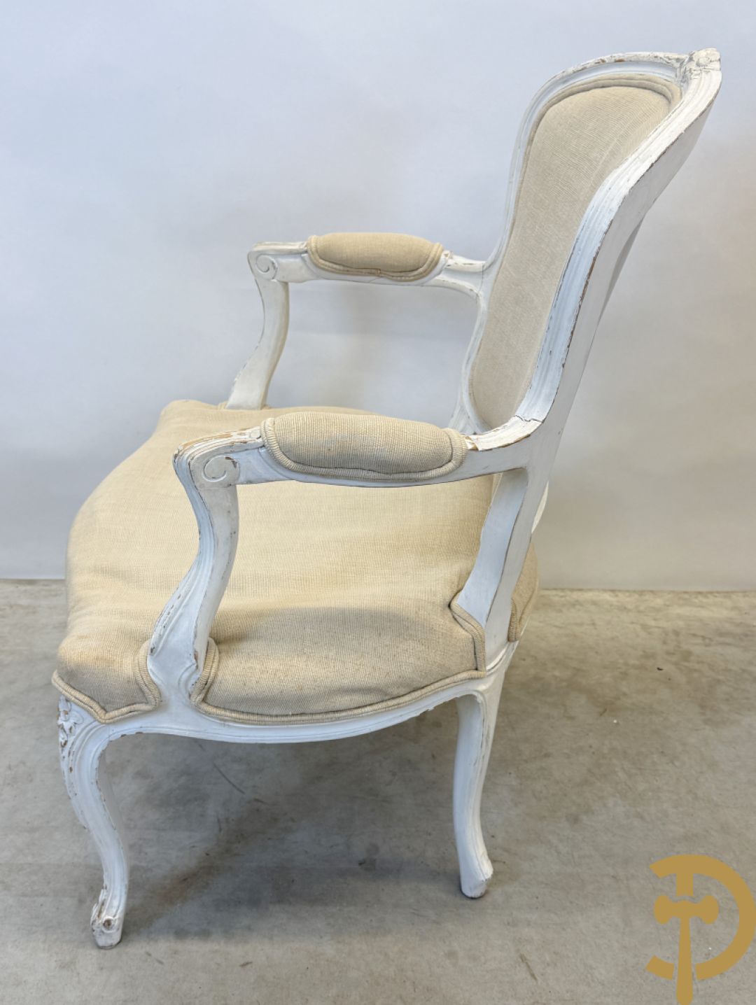 Paar wit gemonochromeerde Louis XV armzetels op voluutvormige poten + 1 andere