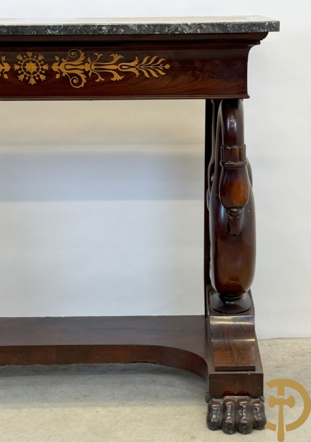 Mahoniehouten console met lade, voluutvormige zwanehalzen en marmeren blad