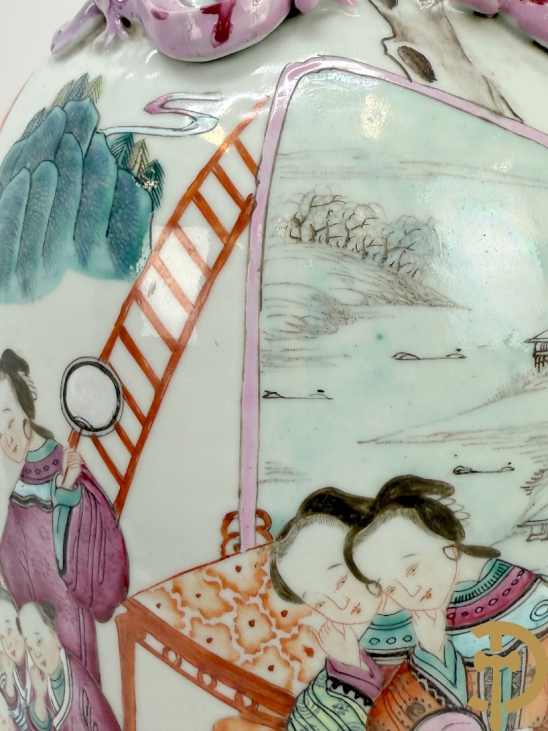 Chinese porseleinen vaas met dubbel decor van dieren, personages, dames en kinderen