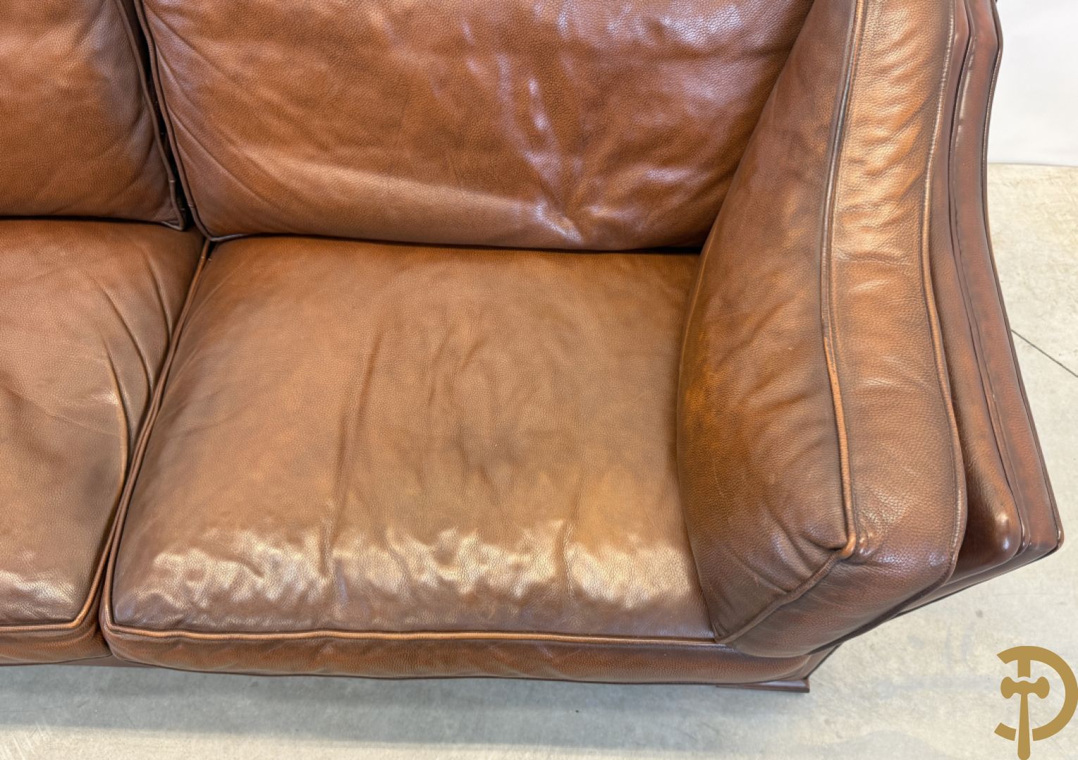 Bruin lederen canapé met kantelbare zijkanten en koperen denappels