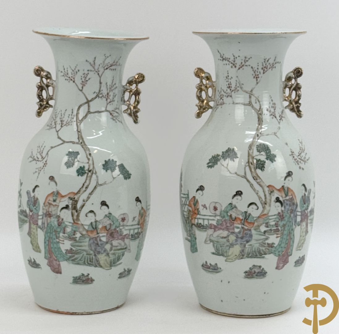 Paar Chinese porseleinen vazen met geisha decor en dames in landschap