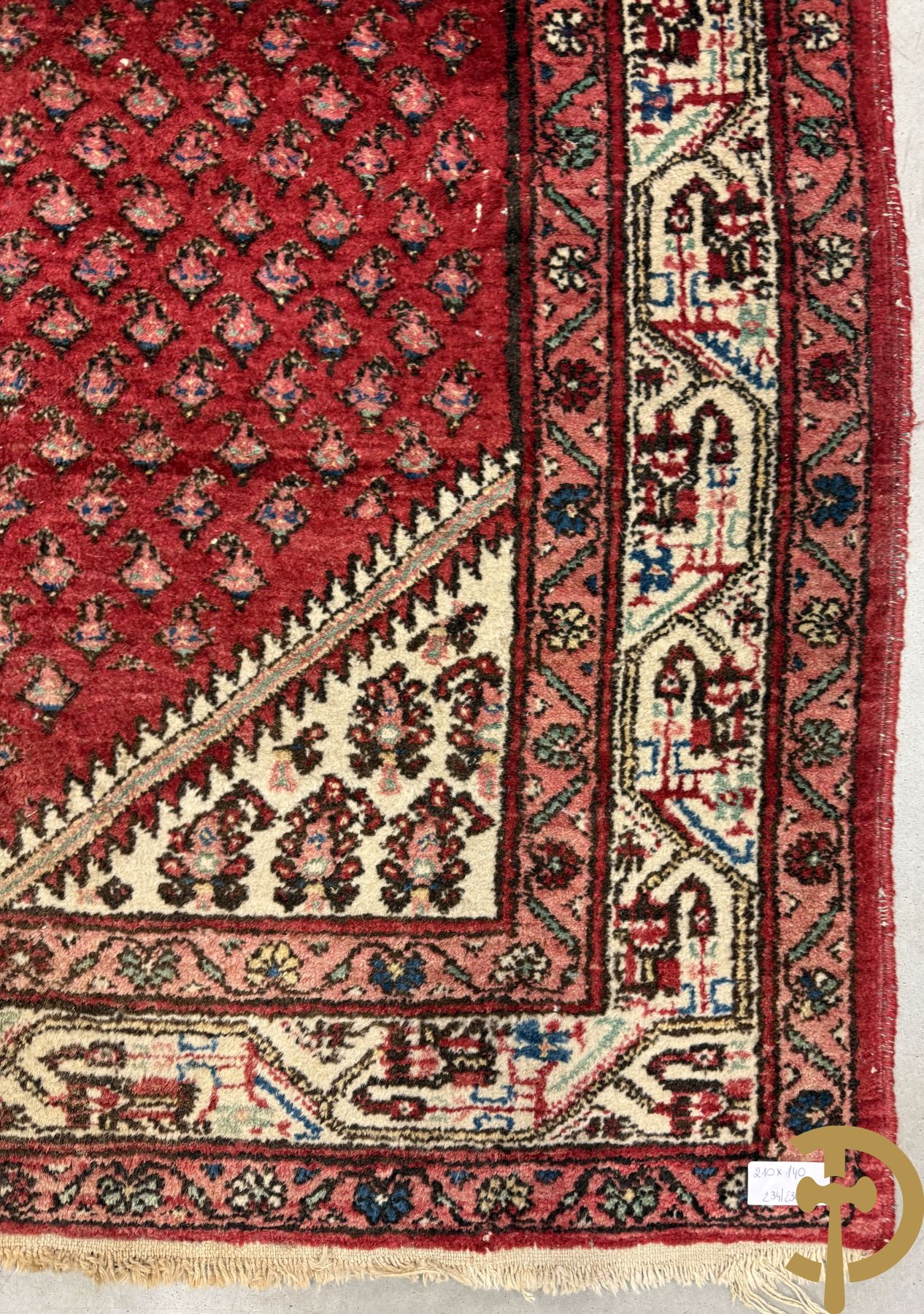 Twee oosterse handgeknoopte tapijten met rode fond en geometrisch motief