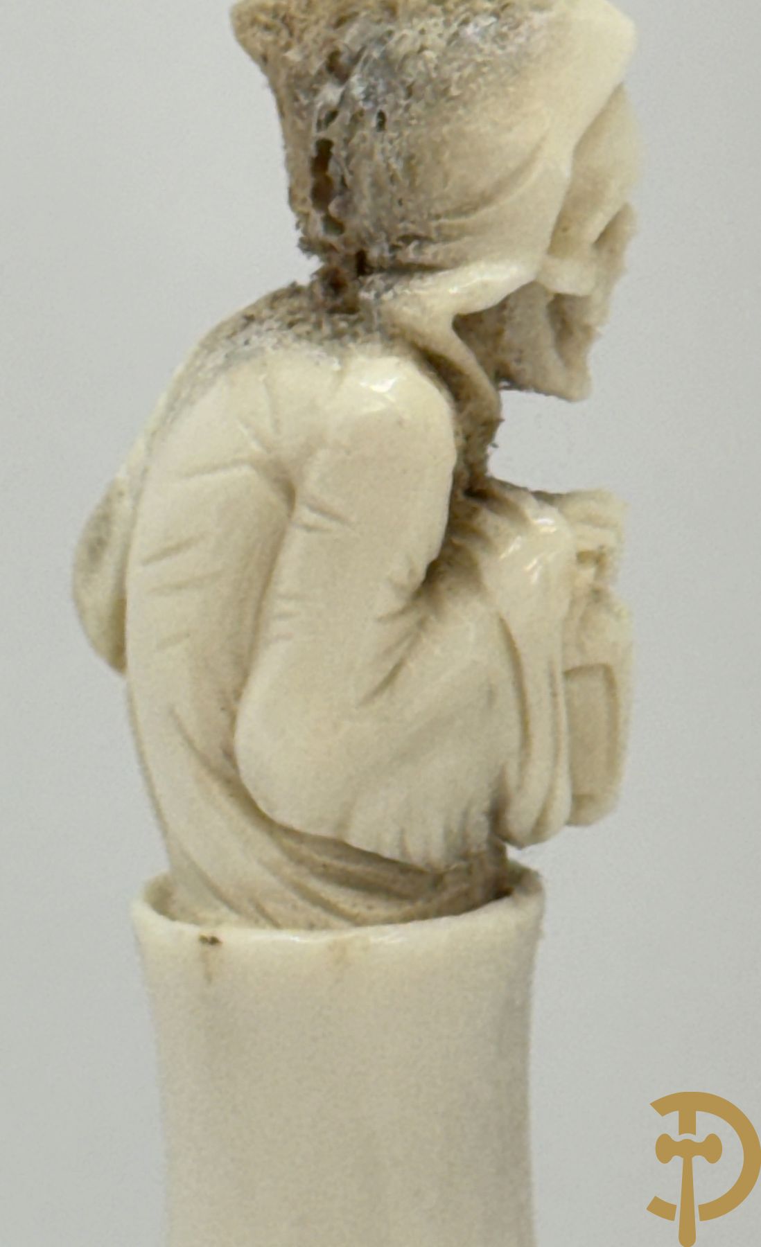 Twee handgesculpteerde hertegeweien in de vorm van een doodskop onder globe