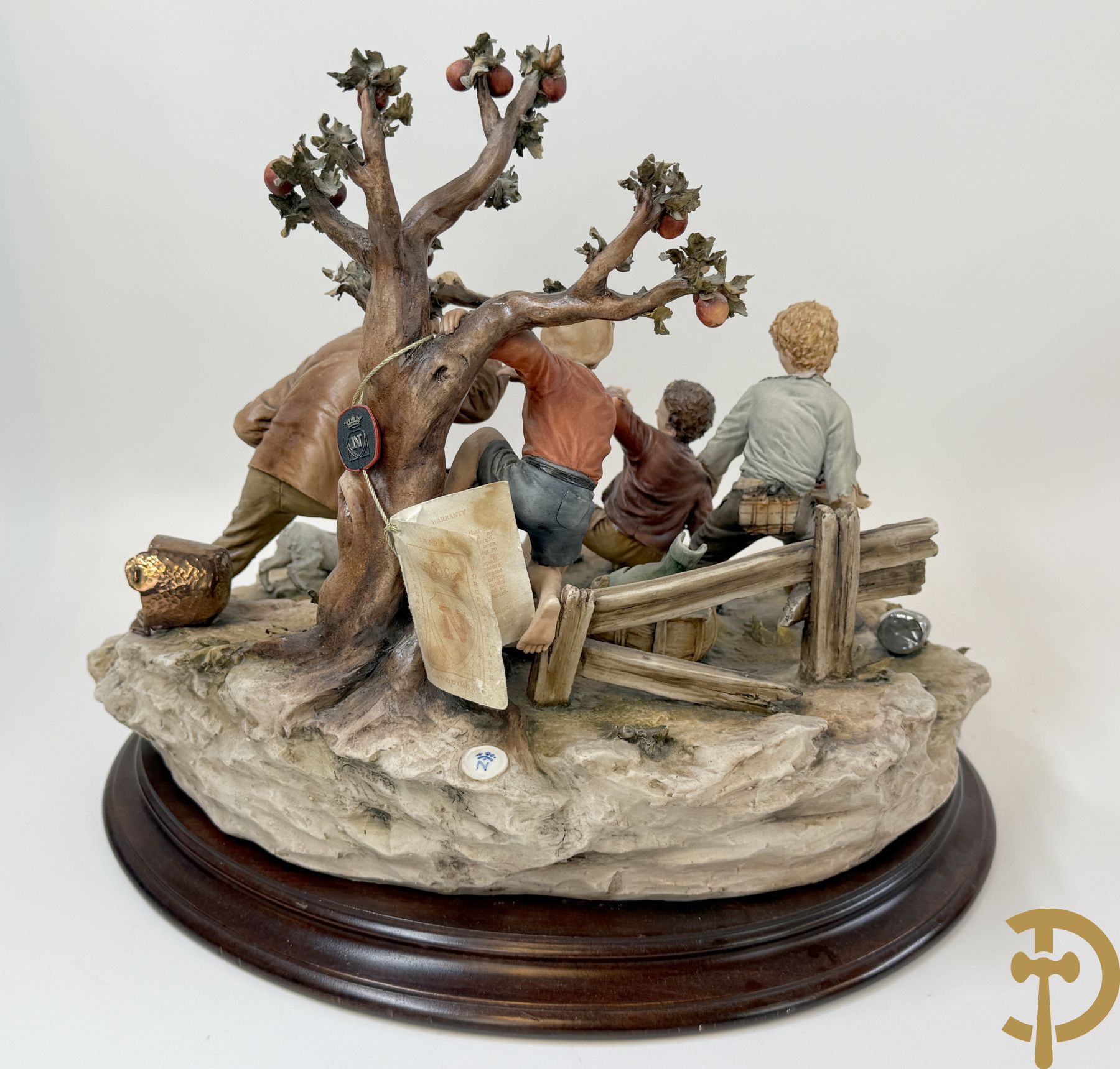 Twee grote Italiaanse groepen in 
gekleurde biscuit : jongens plukken appels - onderonsje aan tafel + 4 groepen in gekleurde Italiaanse biscuit