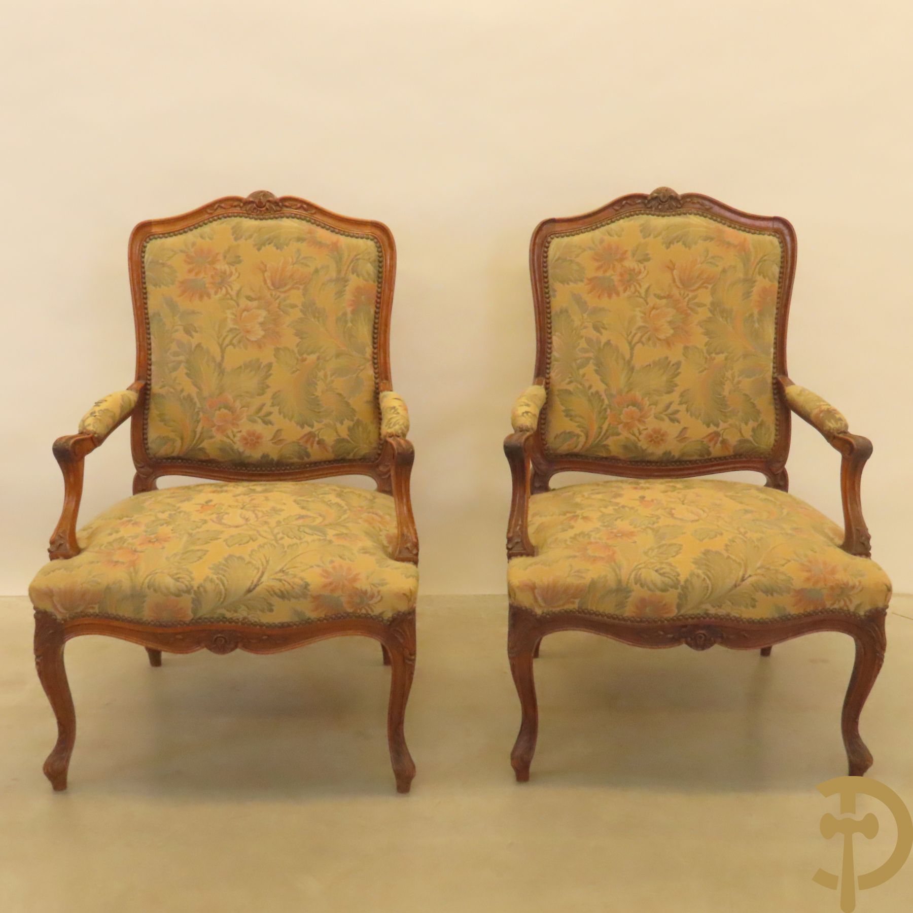 Paar Louis XV armzetels met rocailles, voluutvormige poten en armleuningen