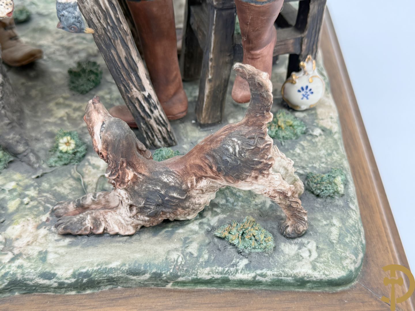 Italiaanse biscuit op houten sokkel met geanimeerde herbergscène