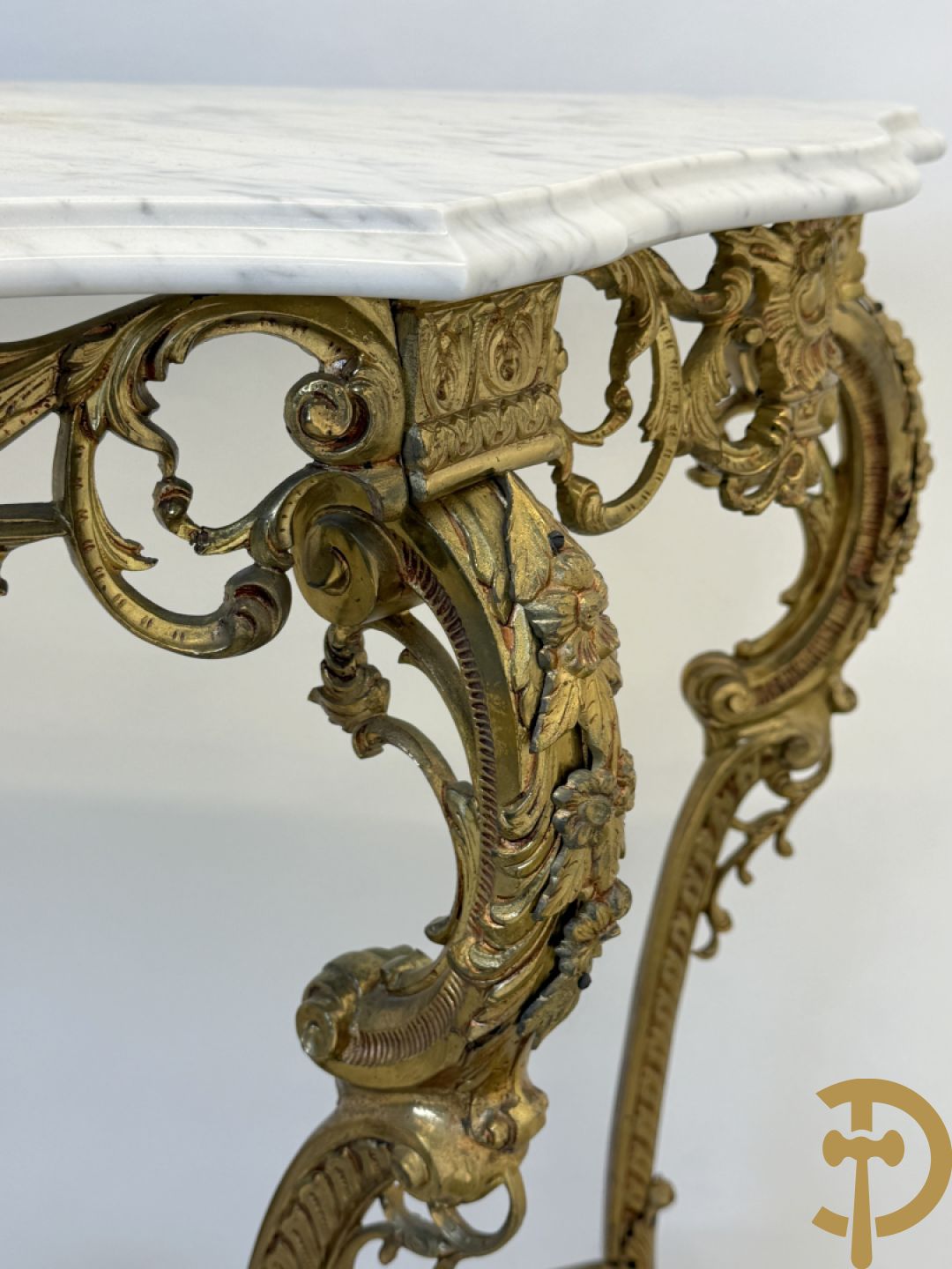 Koperen sierconsole Louis XV stijl met wit marmeren blad op 4 voluutvormige poten + bijhorende spiegel