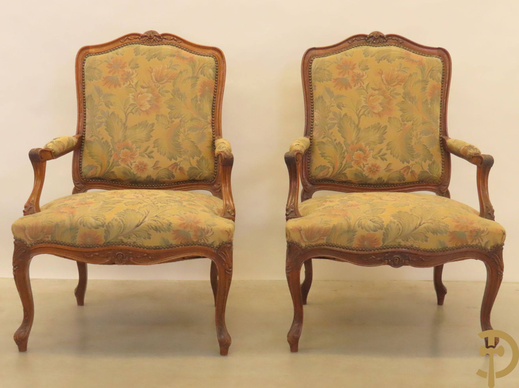 Paar Louis XV armzetels met rocailles, voluutvormige poten en armleuningen