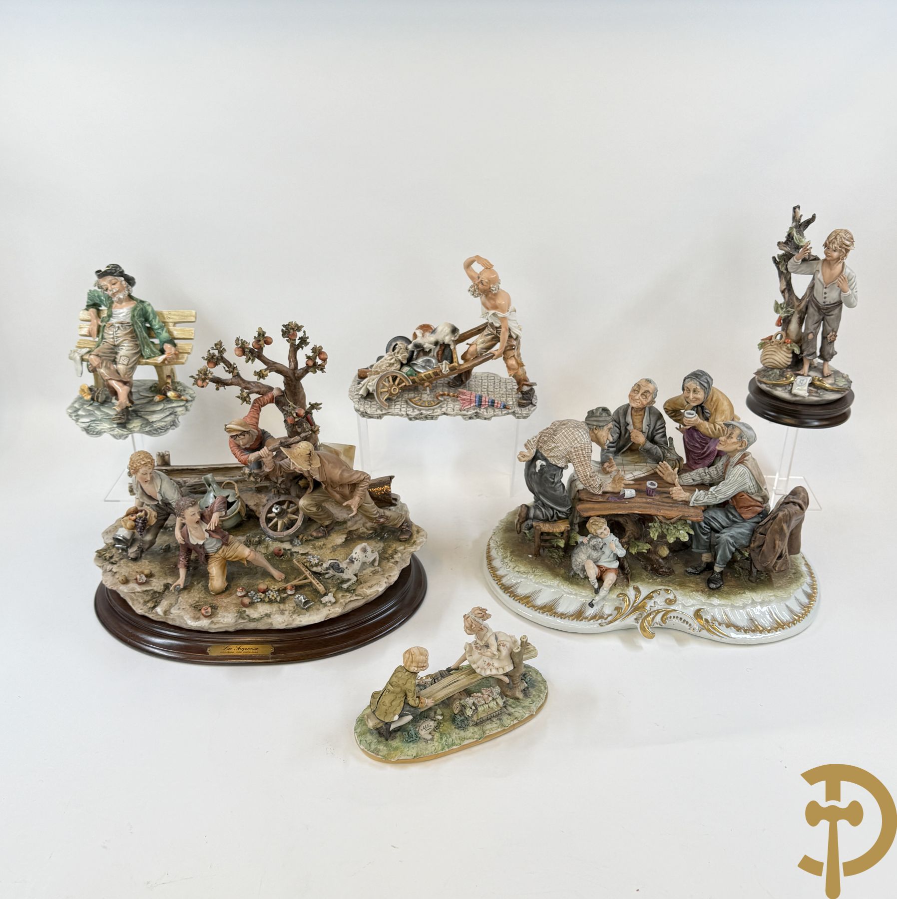 Twee grote Italiaanse groepen in 
gekleurde biscuit : jongens plukken appels - onderonsje aan tafel + 4 groepen in gekleurde Italiaanse biscuit