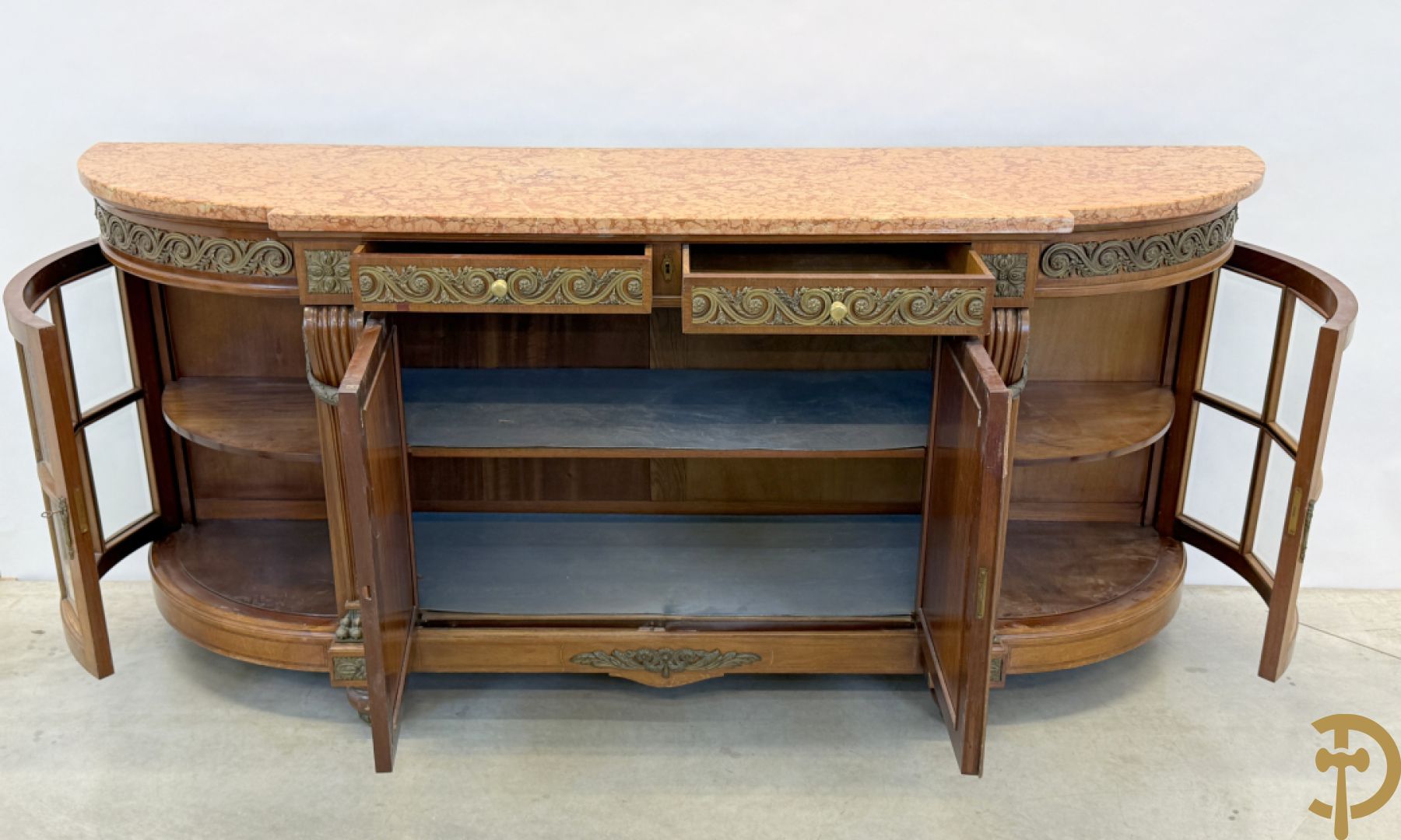 Art deco Decoene vierdeursdressoir in notelaar fineer met gebogen beglaasde deuren opzij en bezet met bronzen ornamenten - bovenaan met marmeren blad