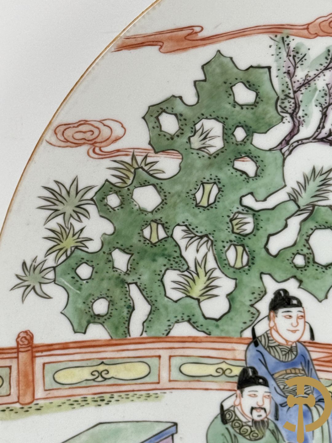 Porseleinen Chinese schotel met decor van wijsgeren in landschap