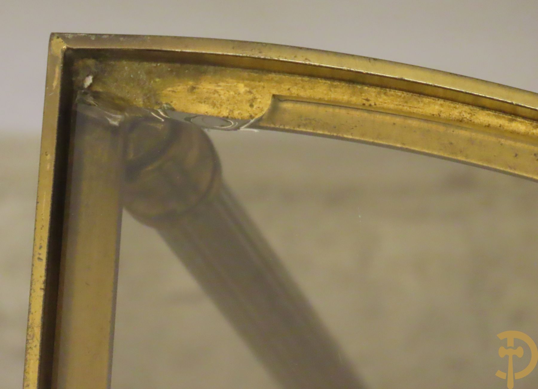 Vintage salontafel met gefumeerd glazen rond blad bezet met denappels op koperen onderstel - eronder met 4 inschuifbare kwartvormige bijzettafeltjes