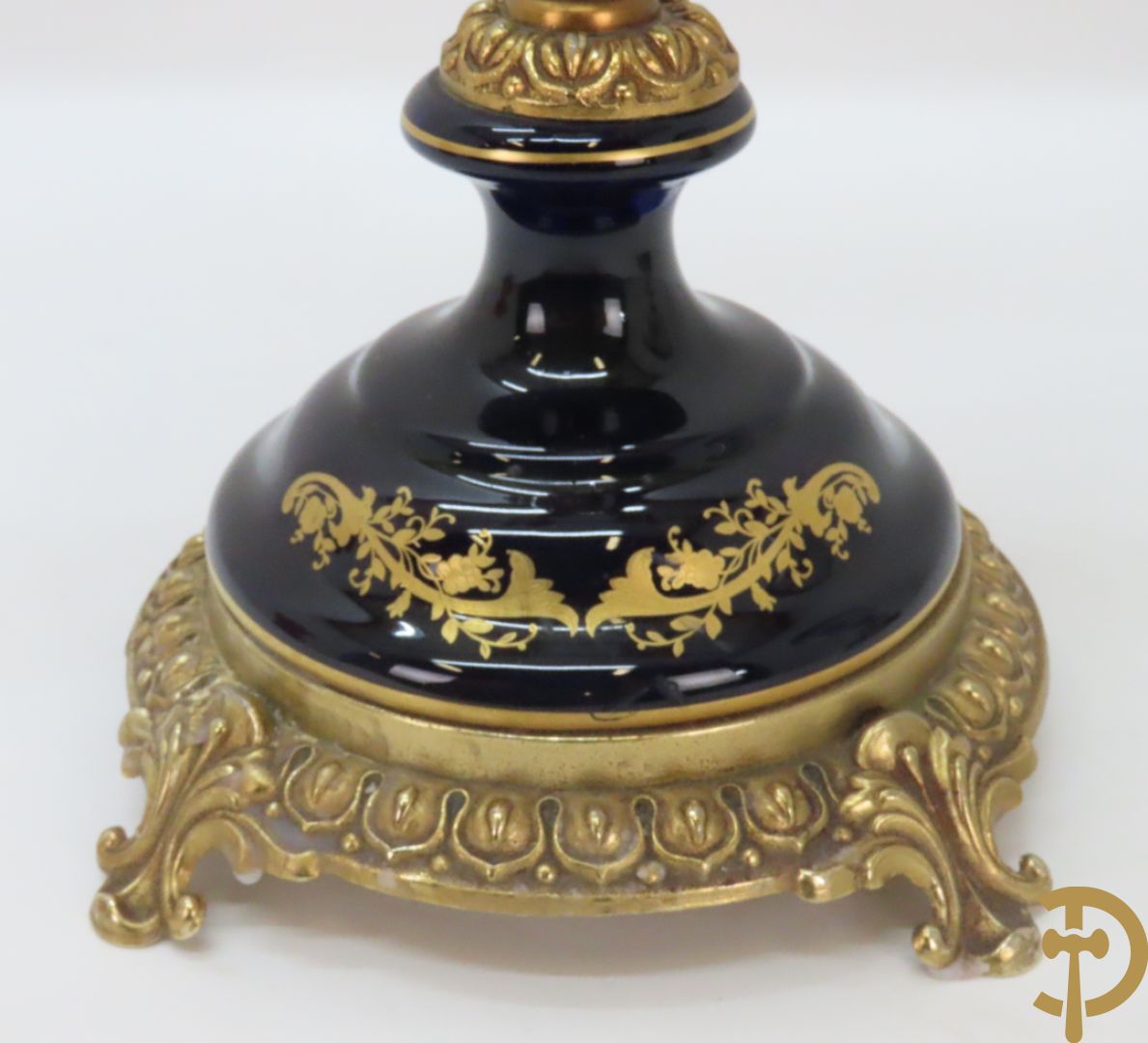 Twee porseleinen Stijl Sèvres cassolettes + dekselpotiche met bloemendecor + vijfarmige kandelaar Sèvres stijl, ACF