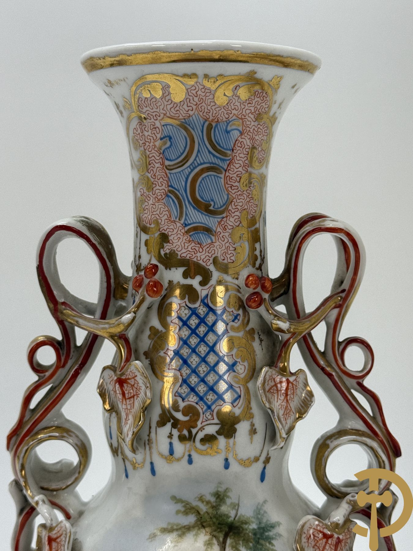 Paar Vieux Paris vazen met romantisch handbeschilderd tafereel