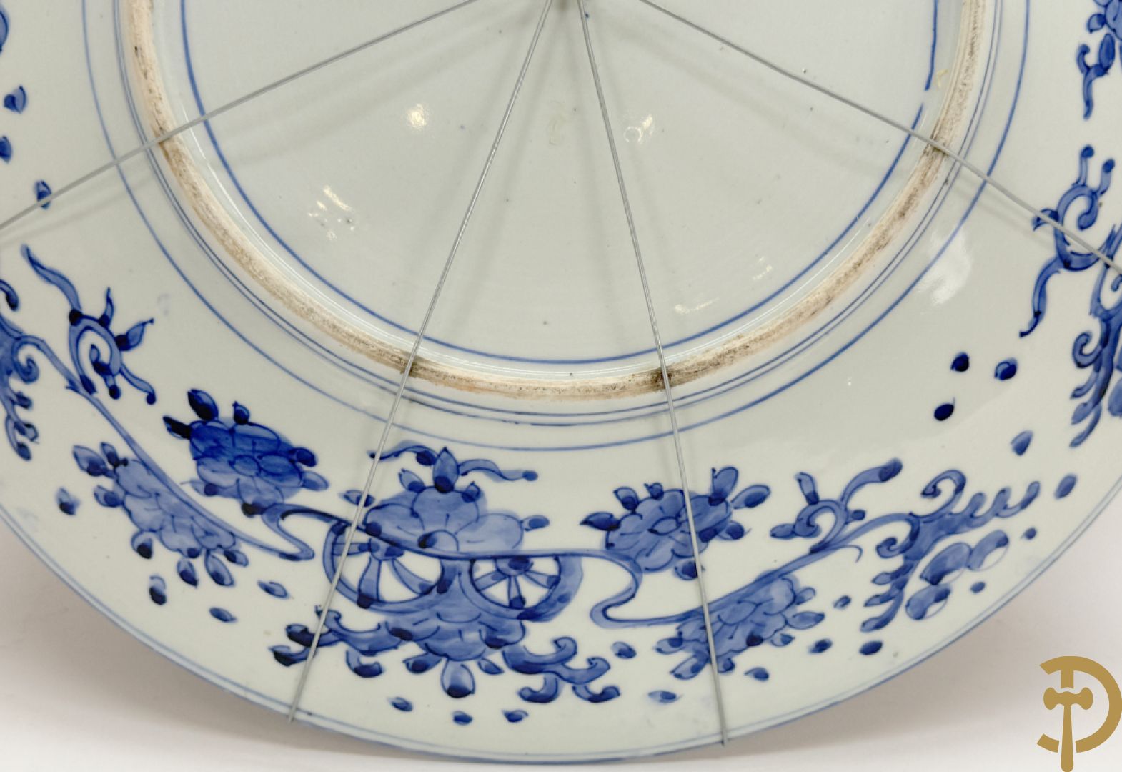 Grote Japanse Imari schotel met decor van draken, vissen en bloemen