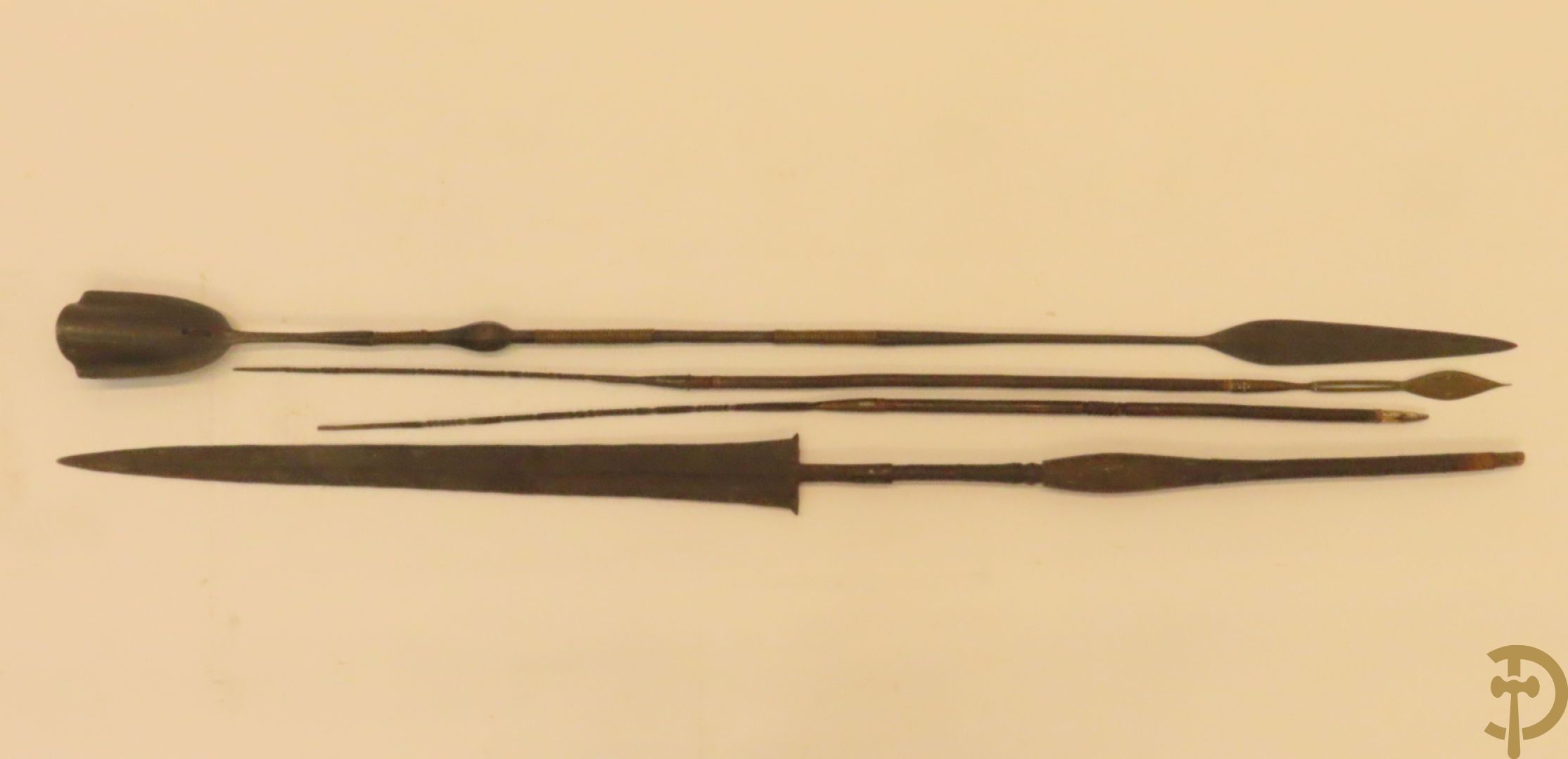 Verzameling mooi bewerkte Afrikaanse machetes, messen, speren, bijlen e.a.