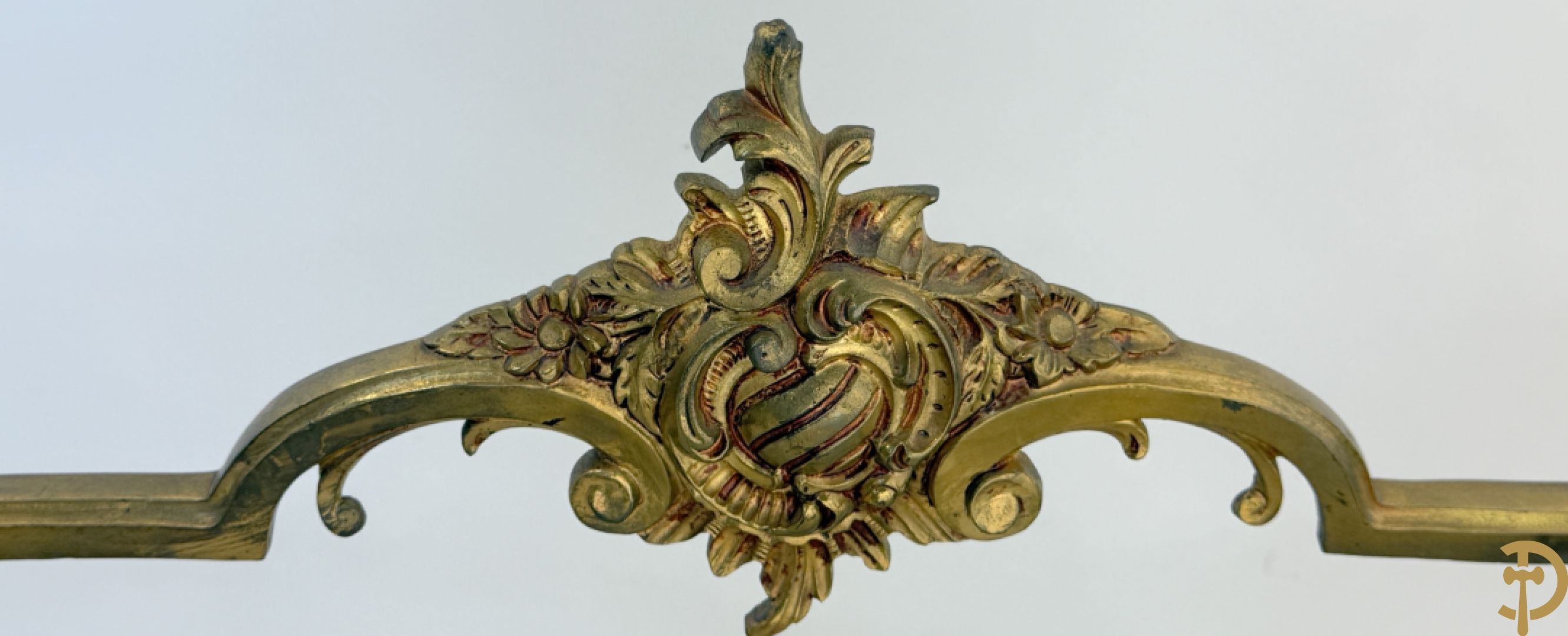 Koperen sierconsole Louis XV stijl met wit marmeren blad op 4 voluutvormige poten + bijhorende spiegel