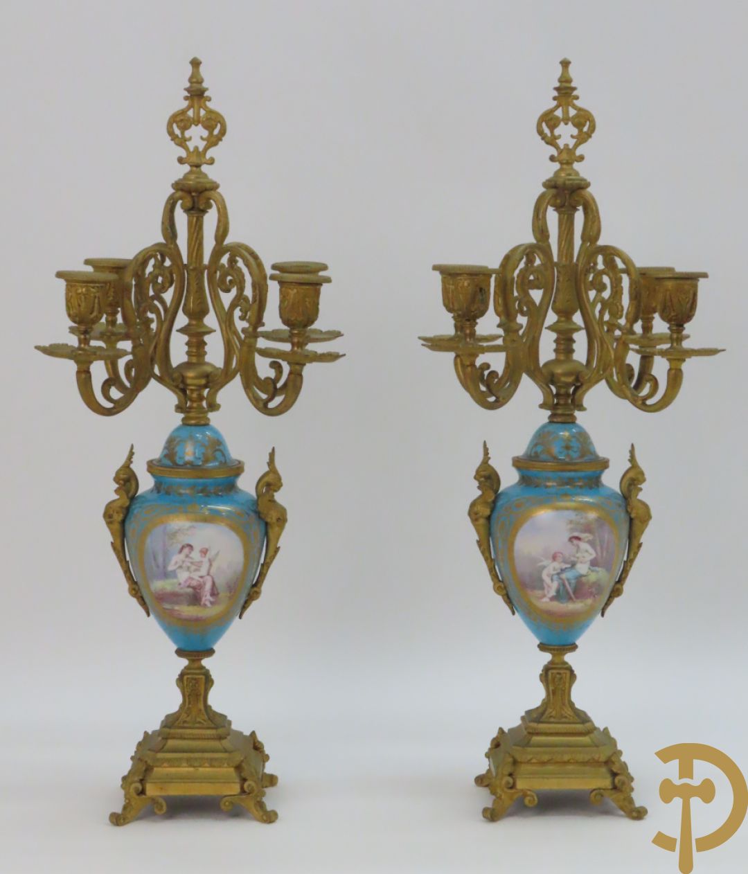 Paar Sèvres cassolettes met handbeschilderd romantisch decor van dame met cupido en landschapsdecor - met vergulde bronzen vierarmige kandelaar, Feccotte V. getekend