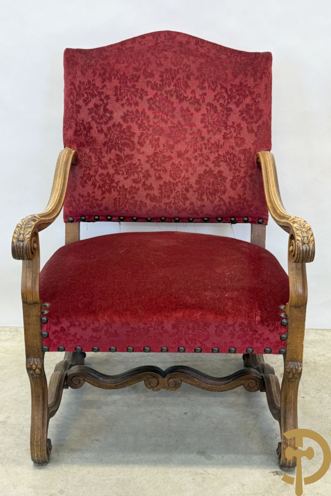 Paar armzetels met voluutvormige armleuningen, bordeaux stof, gesculpteerd met accanthusranken + Armzetel met bordeaux stof, vollutvormige armleunungen en gesculpteerd met accanthusranken