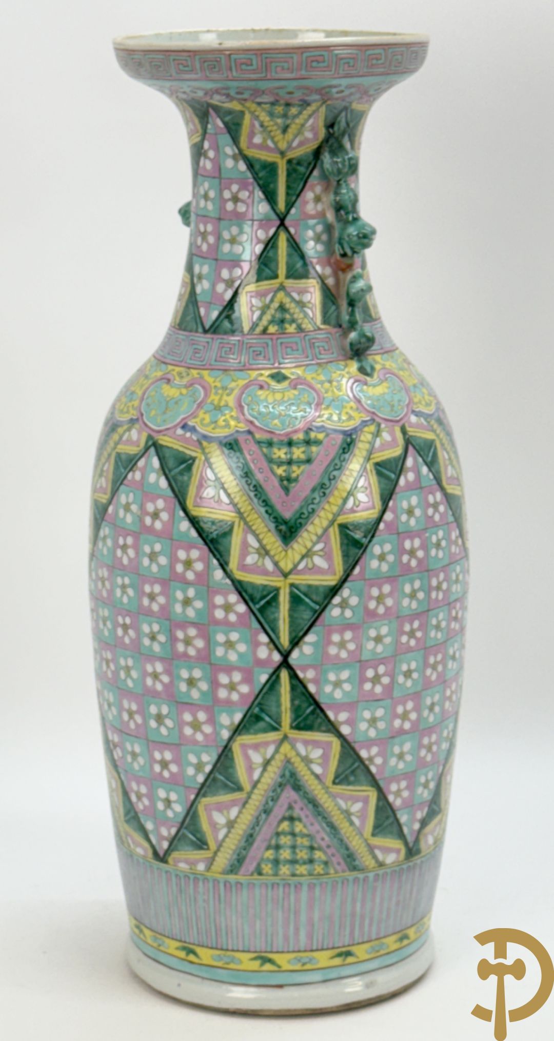 Chinese porseleinen vaas met ruitvormen en geometrische patronen, bovenaan met fo honden bezet