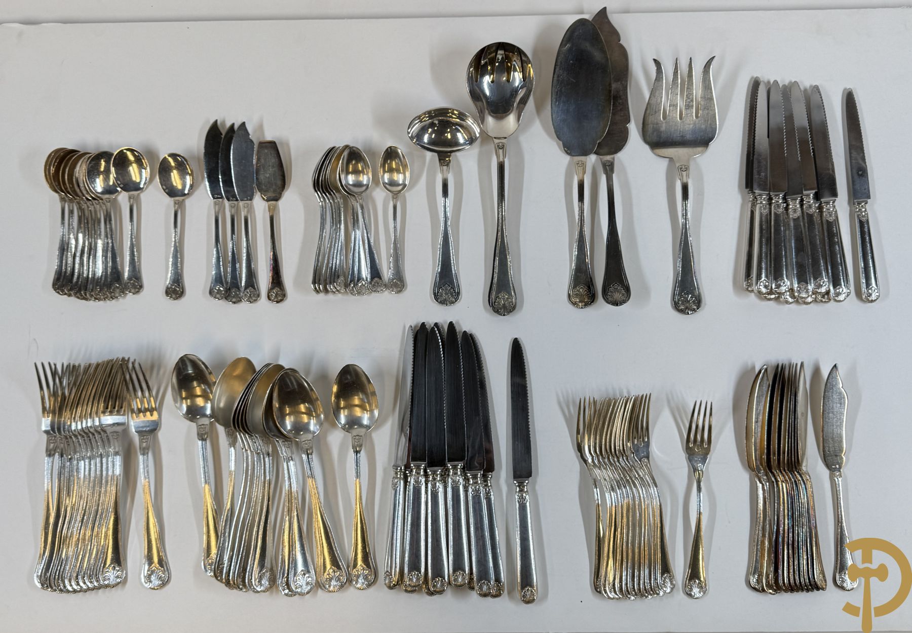 Massief zilveren bestek Wolfers bestaande uit 12 vorken (979 gram), 12 lepels (1028 gram), 11 messen, 12 visvorken (553 gram), 12 vismessen (690 gram), 12 dessertmessen, 10 koffielepels (296 gram), 12 ijslepels (369 gram), 3 botermesjes en scheplepeltje (165 gram), 5  grote stukken (samen 557 gram) waarvan slacouvert, 2 taartscheppen en wildvork + sauslepel met zelfde decor maar Metal Blanc