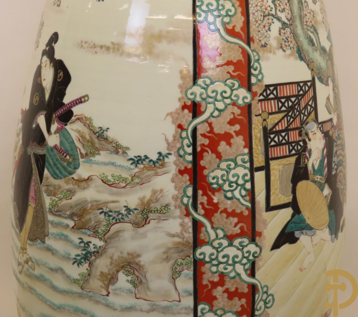 Japanse porseleinen waaiervaas met decor van geisha en krijger, bovenaan met florale motieven