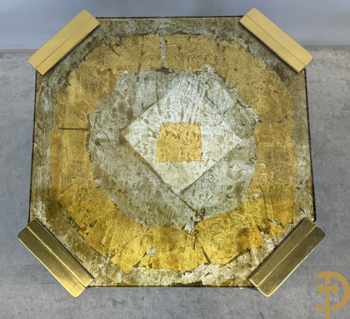 Vintage salontafel met geslepen glazen blad met bladgoud bewerkt op koperen voeten, Meersman Lucas getekend + 2 sidetables met geslepen glazen blad met bladgoud bewerkt op koperen voet, Meersman Lucas getekend + bijhorende lampadaire