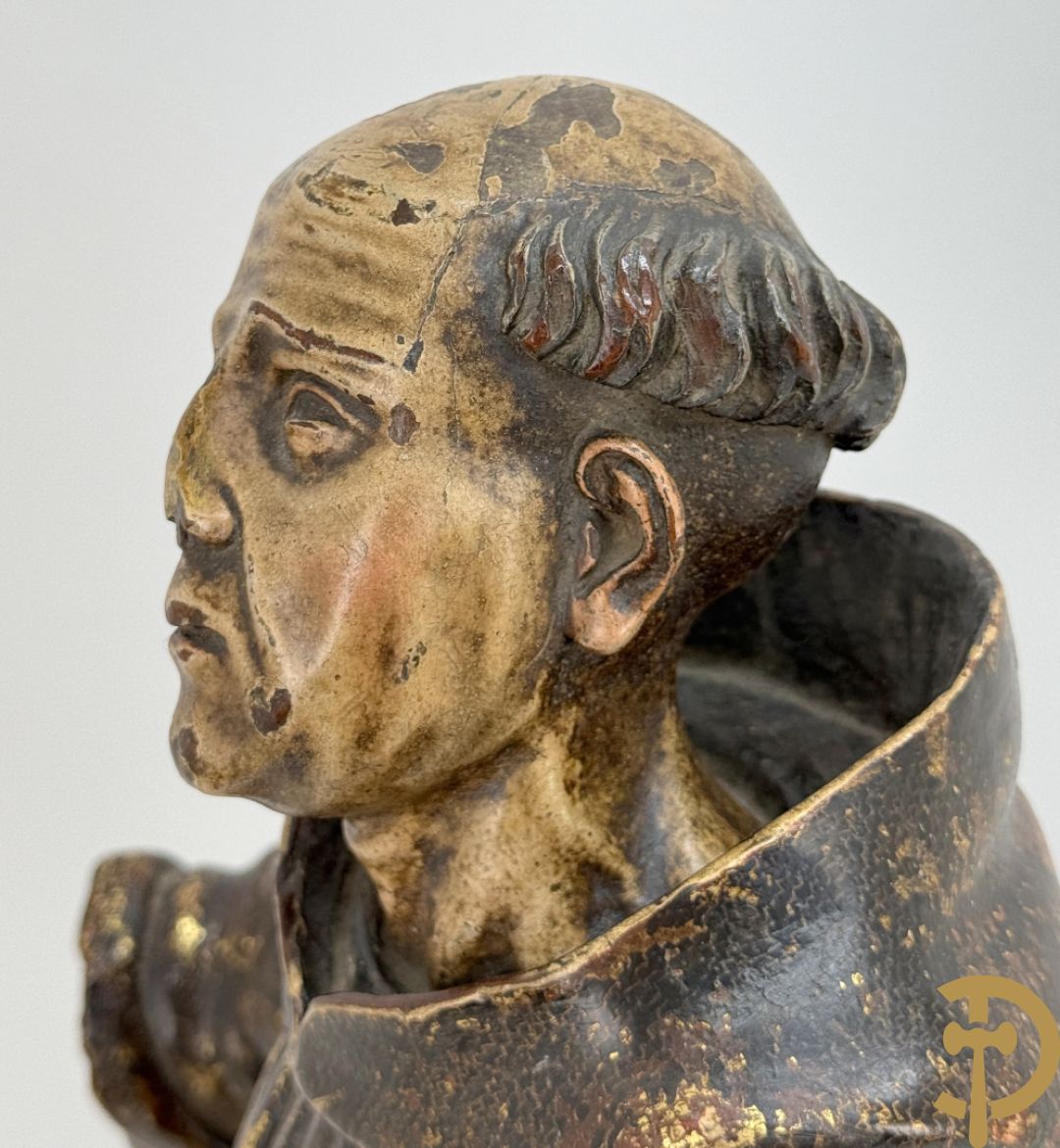 Gepolychromeerde houtsculptuur van Sint Antonius steunend met linkervoet op wereldbol