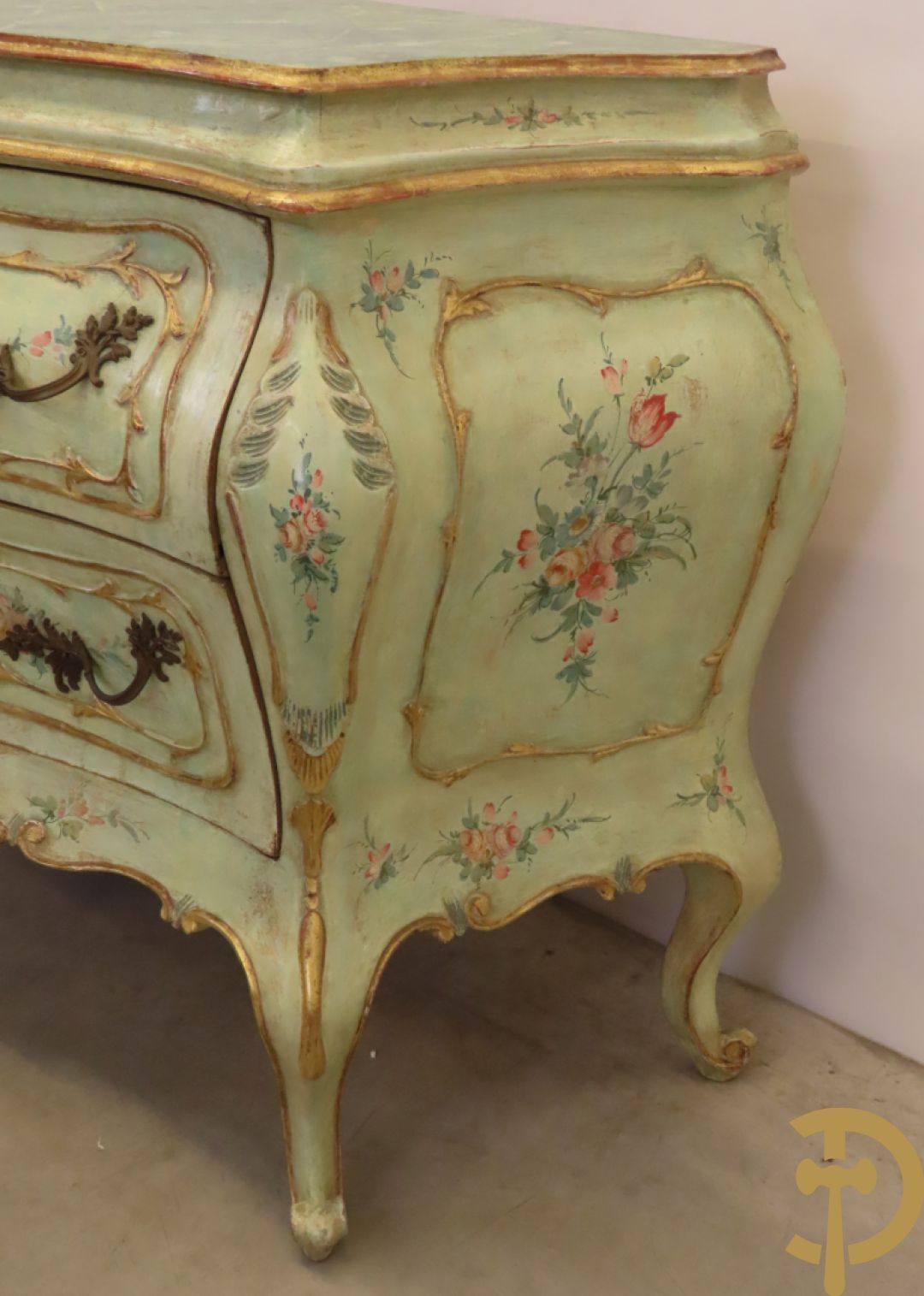 Gegalbeerde tweeladencommode op voluutvormige poten met verguld en beschilderd bloemendecor