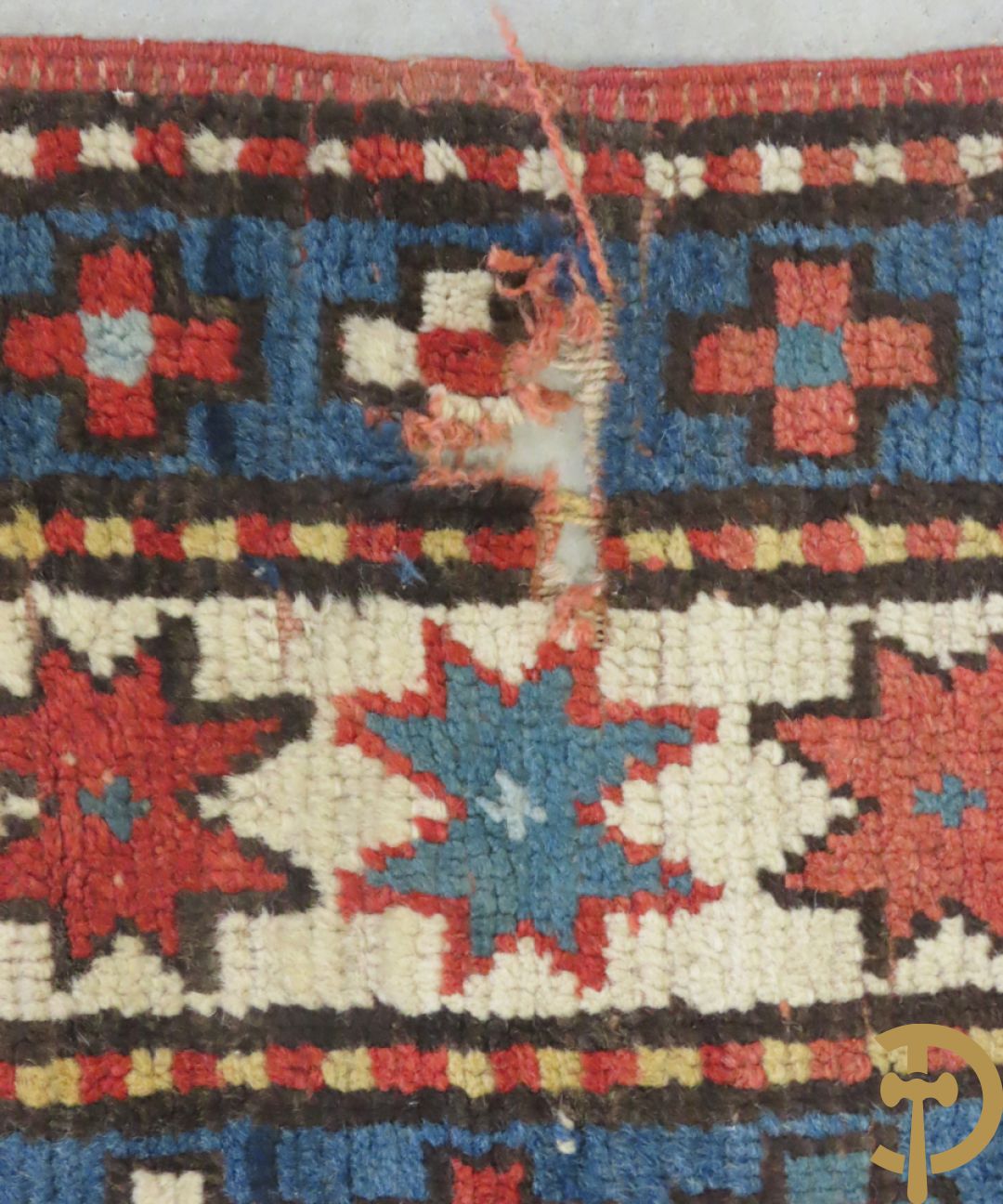 Oosterse handgeknoopt tapijt Kaukasus met geometrische motieven op blauwe fond