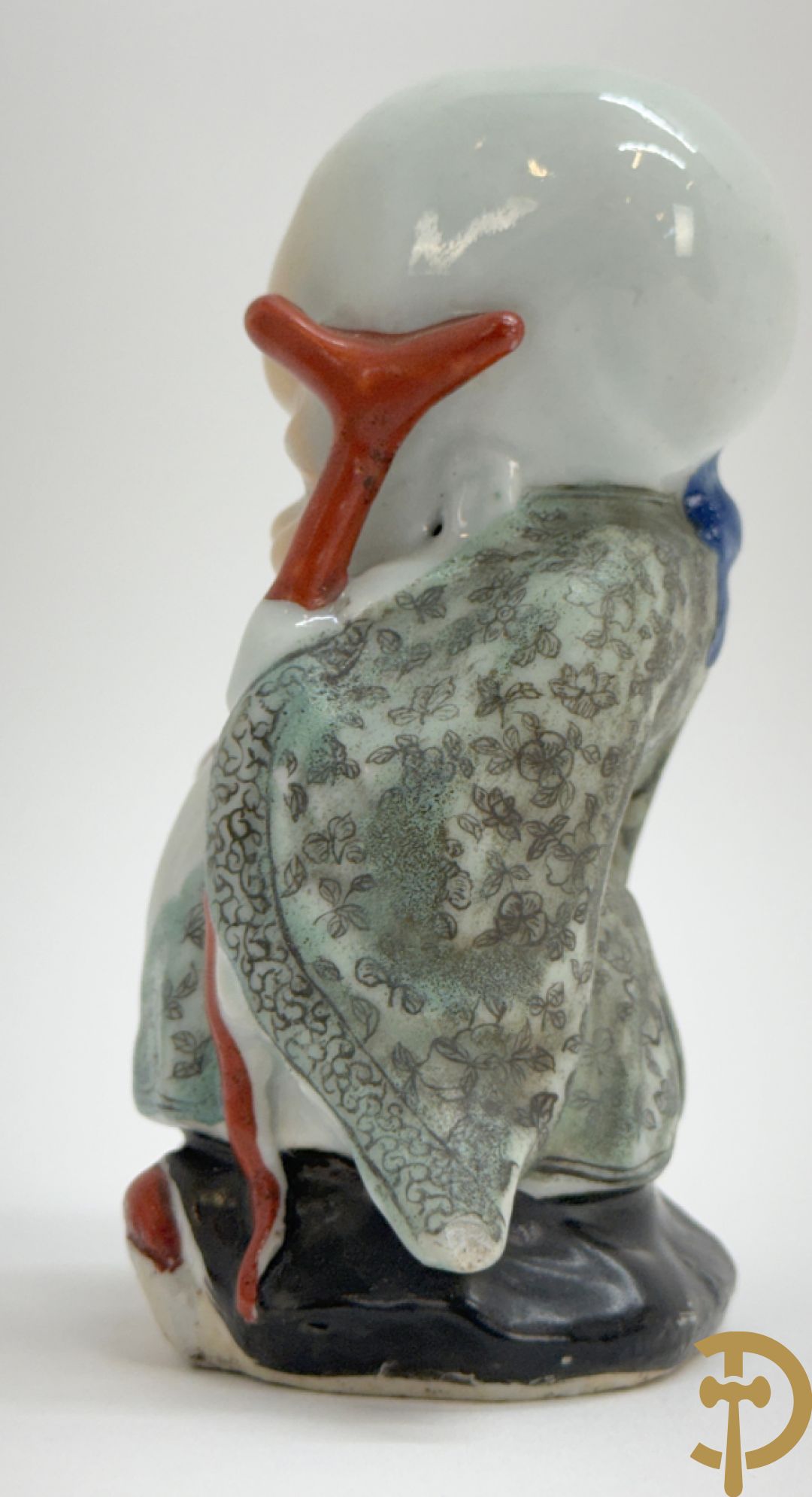 Vier Chinese porseleinen wijsgeren waarvan 1 gestempeld