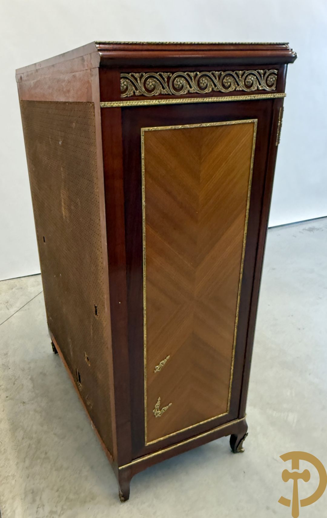 Notelaren tweedeurskast met bronsbeslag