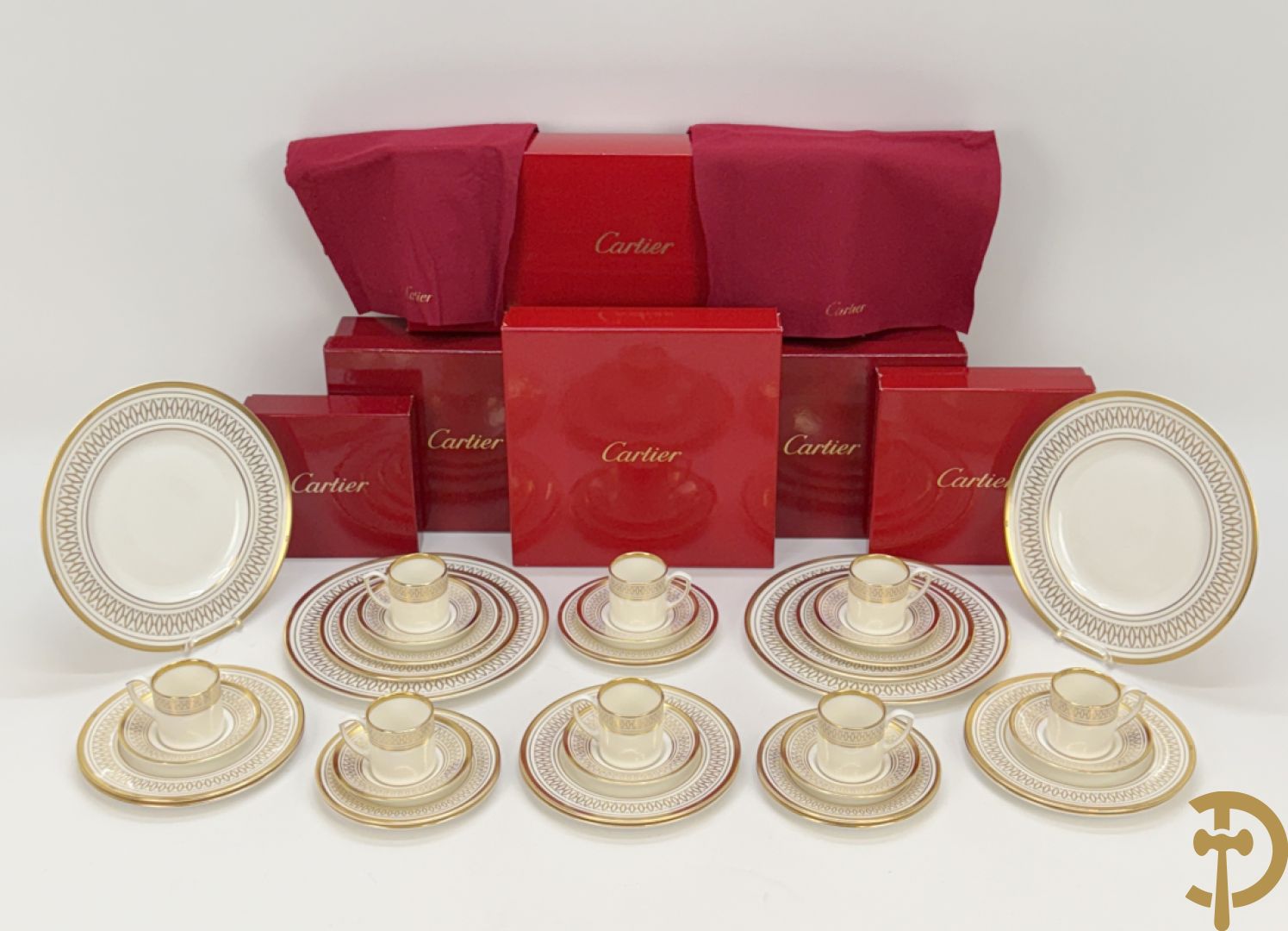 Porseleinen servies Cartier met vergulde rand bestaande uit 4 grote borden, 8 dessert bordjes, 8 koffie kopjes en schoteltjes en 8 kleine bordjes, La Maison Des Must