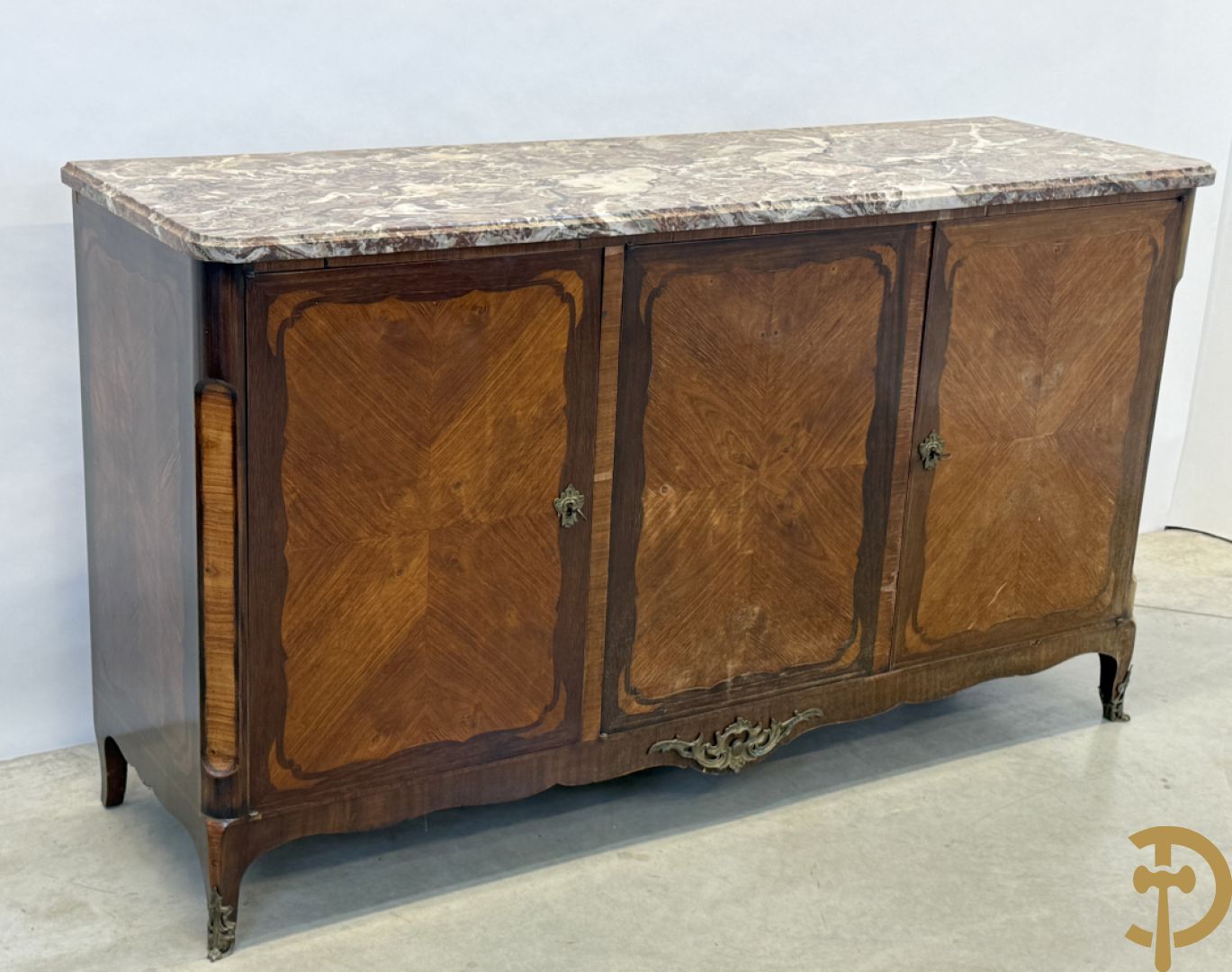 Notelaren driedeursdressoir met marmeren blad  bronzen sabots op de poten