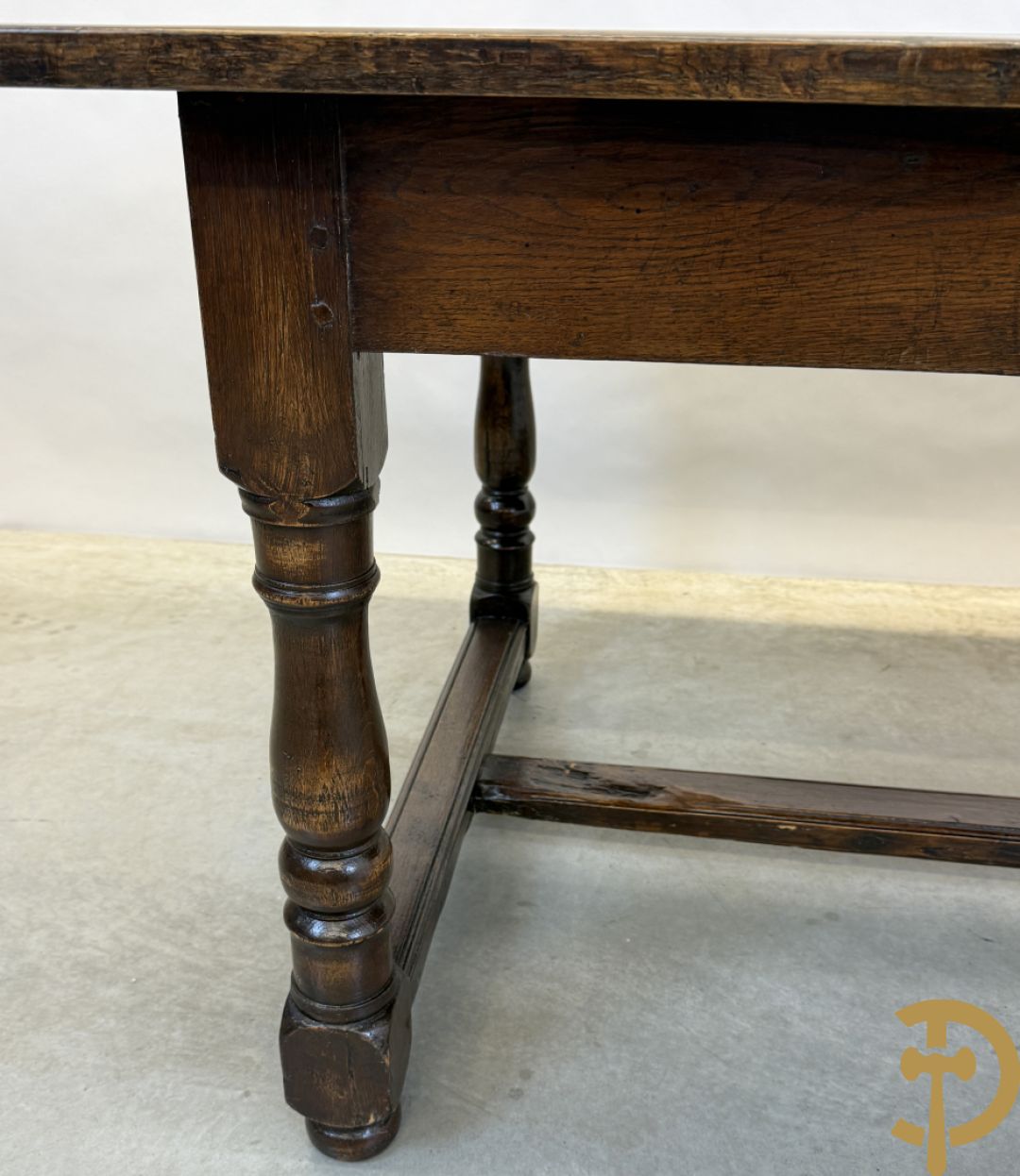 Massief eiken tafel op ballusterpoten