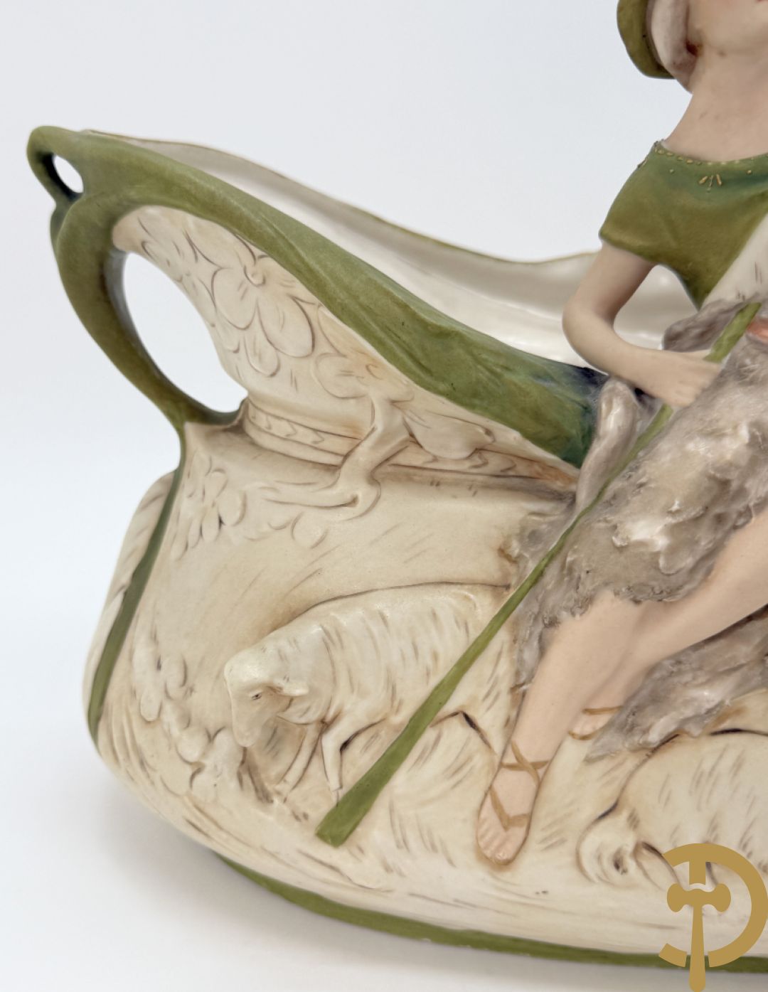 Coupe in Royal Dux met herder en schapen, nummer 1224, gemerkt onderaan