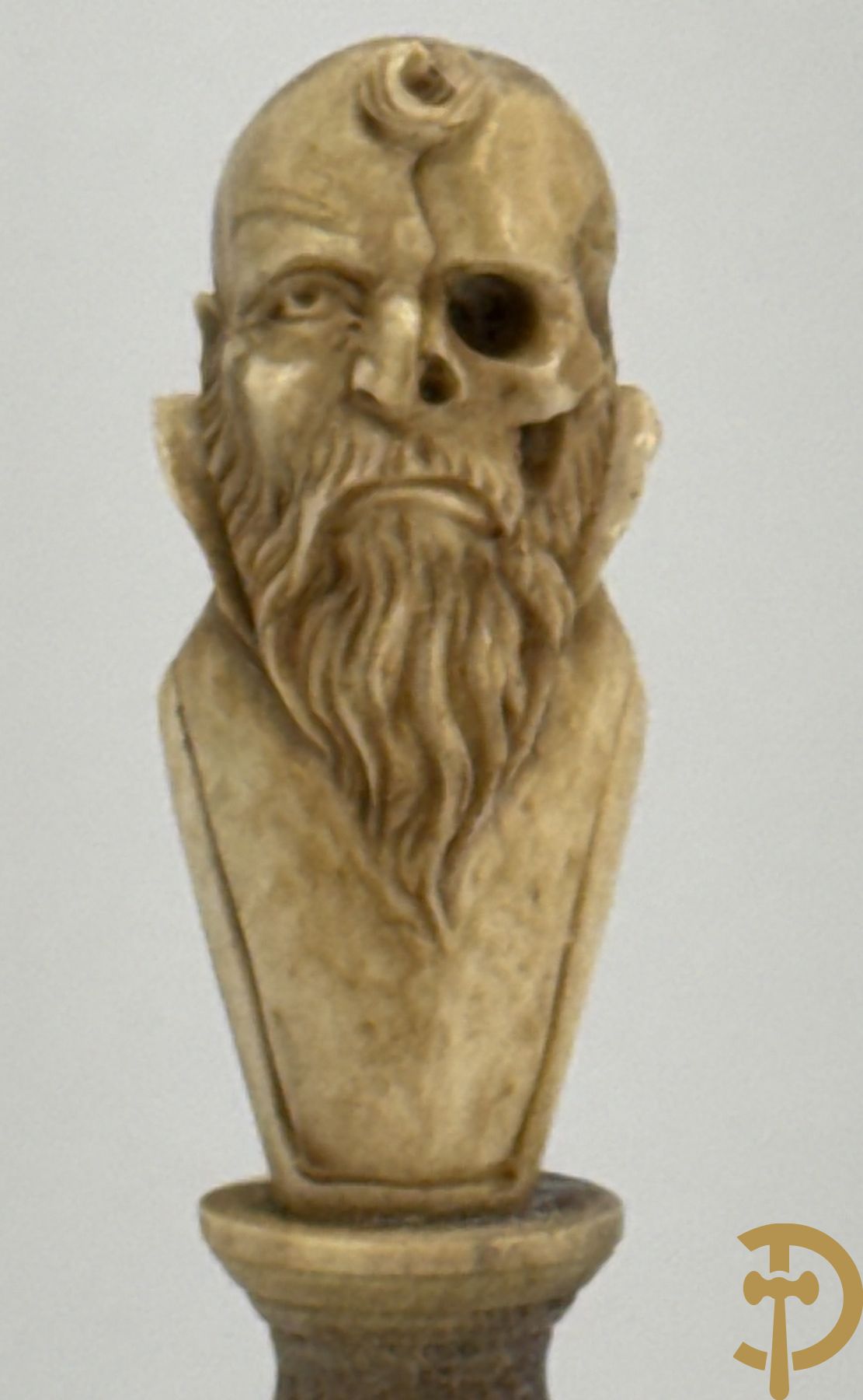 Twee handgesculpteerde hertegeweien in de vorm van een doodskop onder globe