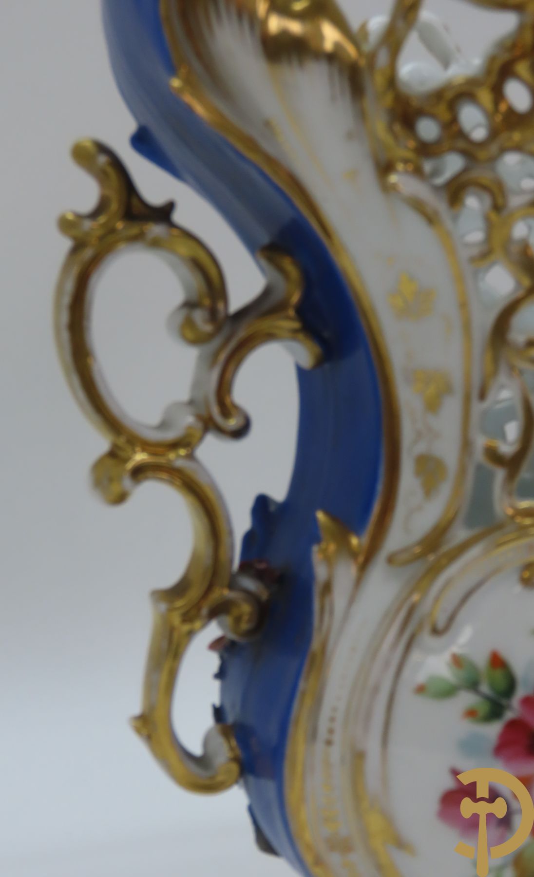 Porseleinen Franse cornetvaas geajoureerd met bloemenmotief, Vieux Paris + Vieux Paris coupe + porseleinen coupe met bloemenmotieven bezet